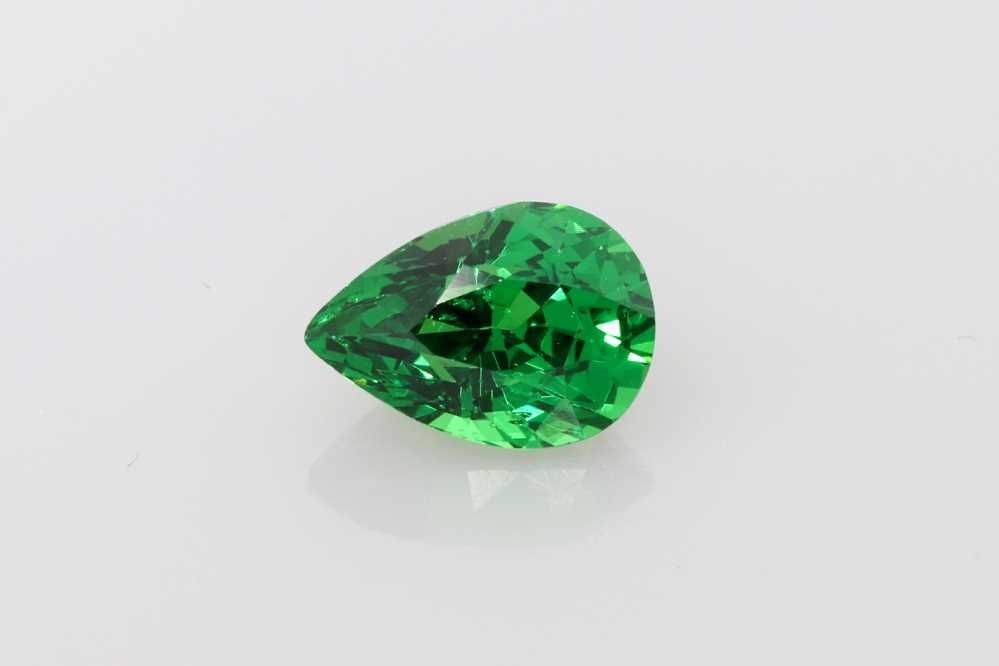 Loose Garnet Gemstone Pear 1.51ct Green SI: Loose Garnet Gemstone Pear 1.51ct Green SI Loose garnet gemstone, 1.51ct, faceted in vivid green color with SI clarity and no treatment. Item Specifics: Type: Garnet Carat: 1.51 Cut: Faceted Color: Gr