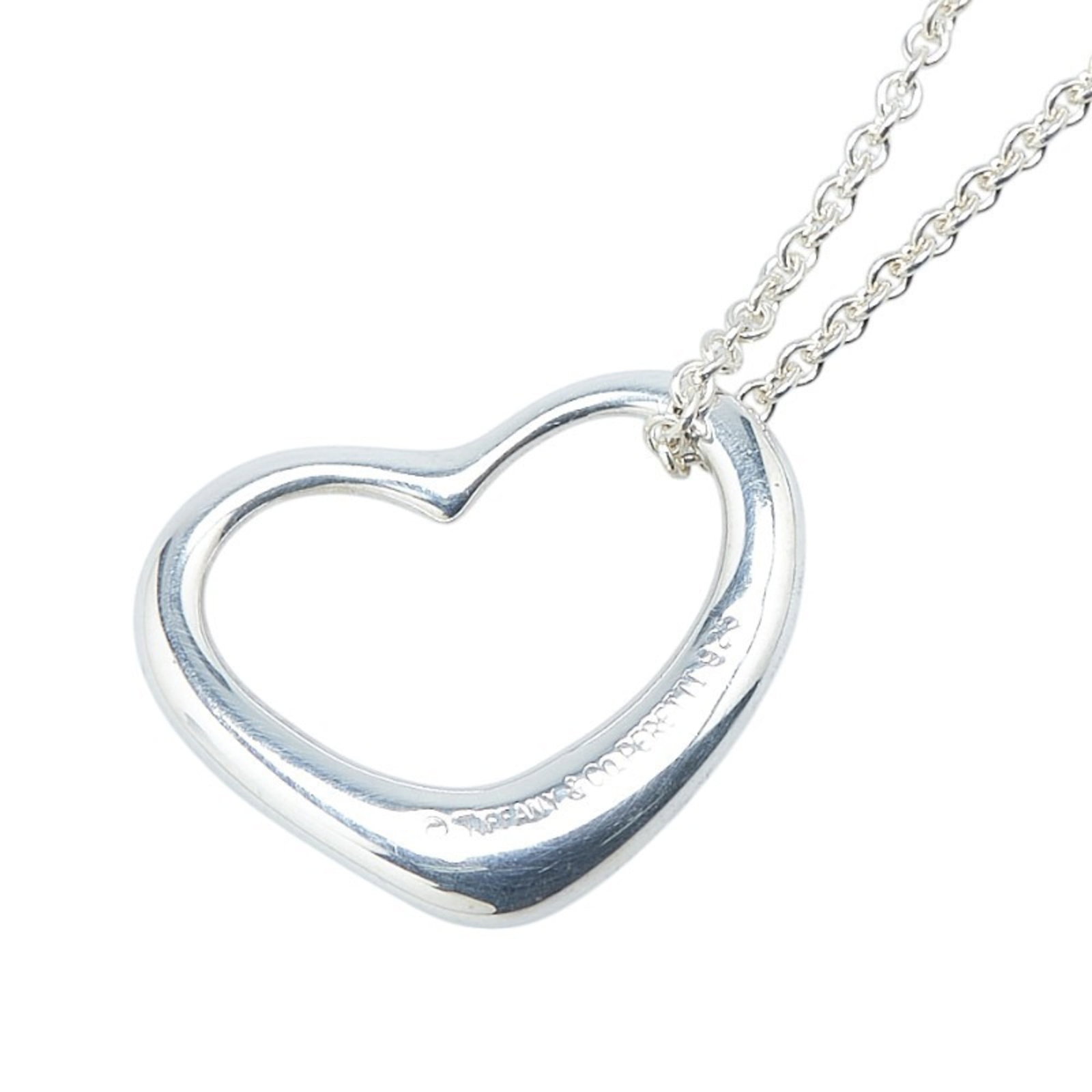 Silver 925 Tiffany: Silver 925 Tiffany Tiffany 925 Silver Necklace for women, 40.5 cm in neck circumference, featuring a pendant size of 18.1mm x 21.9mm; condition is used (very good) with minimal traces of usage. Item S