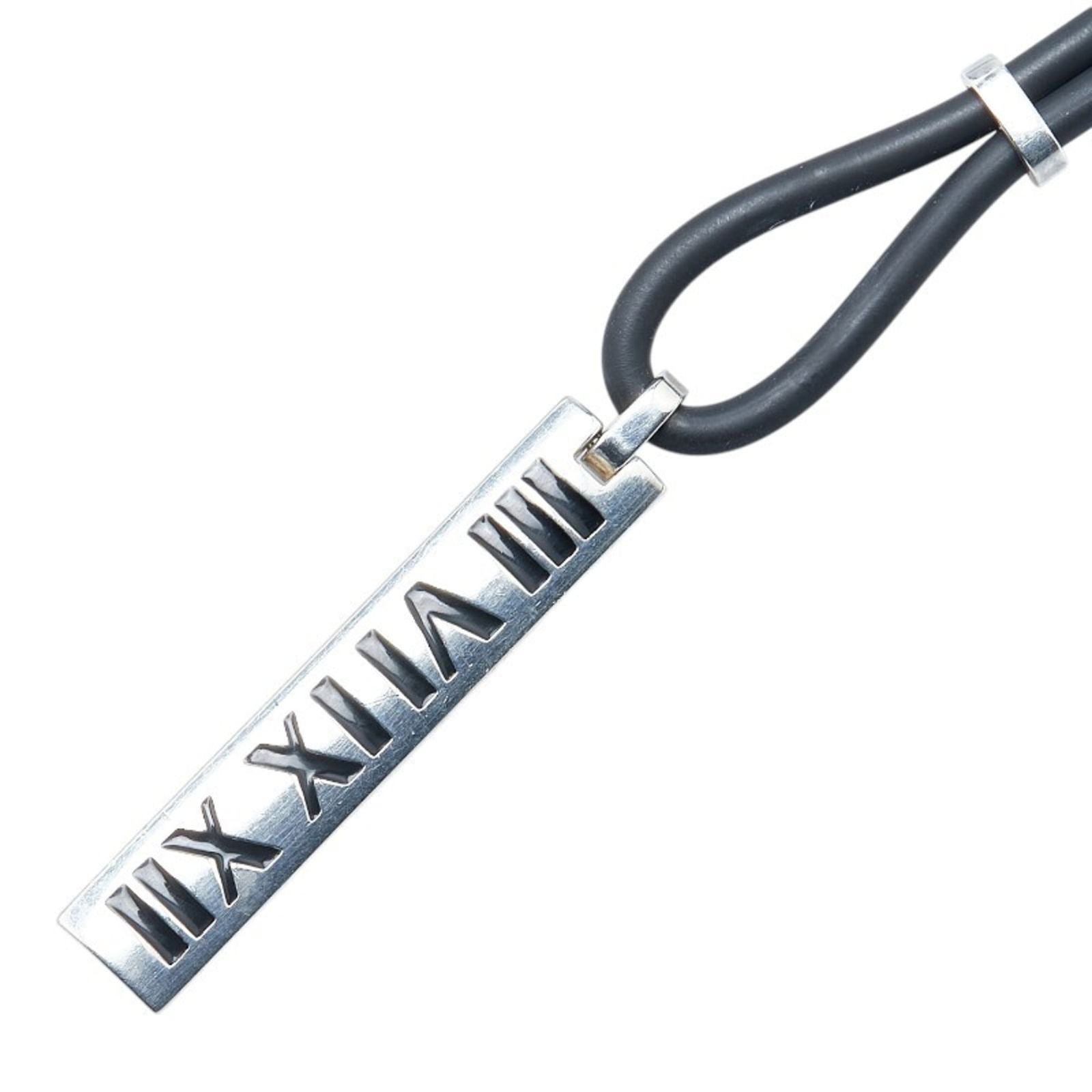 Tiffany Silver 925 Rubber: Tiffany Silver 925 Rubber A Tiffany necklace made from rubber and 925 silver, featuring a black and silver color scheme, with a neck circumference of 49 cm and a pendant size of 37.8mm x 7.5mm, in