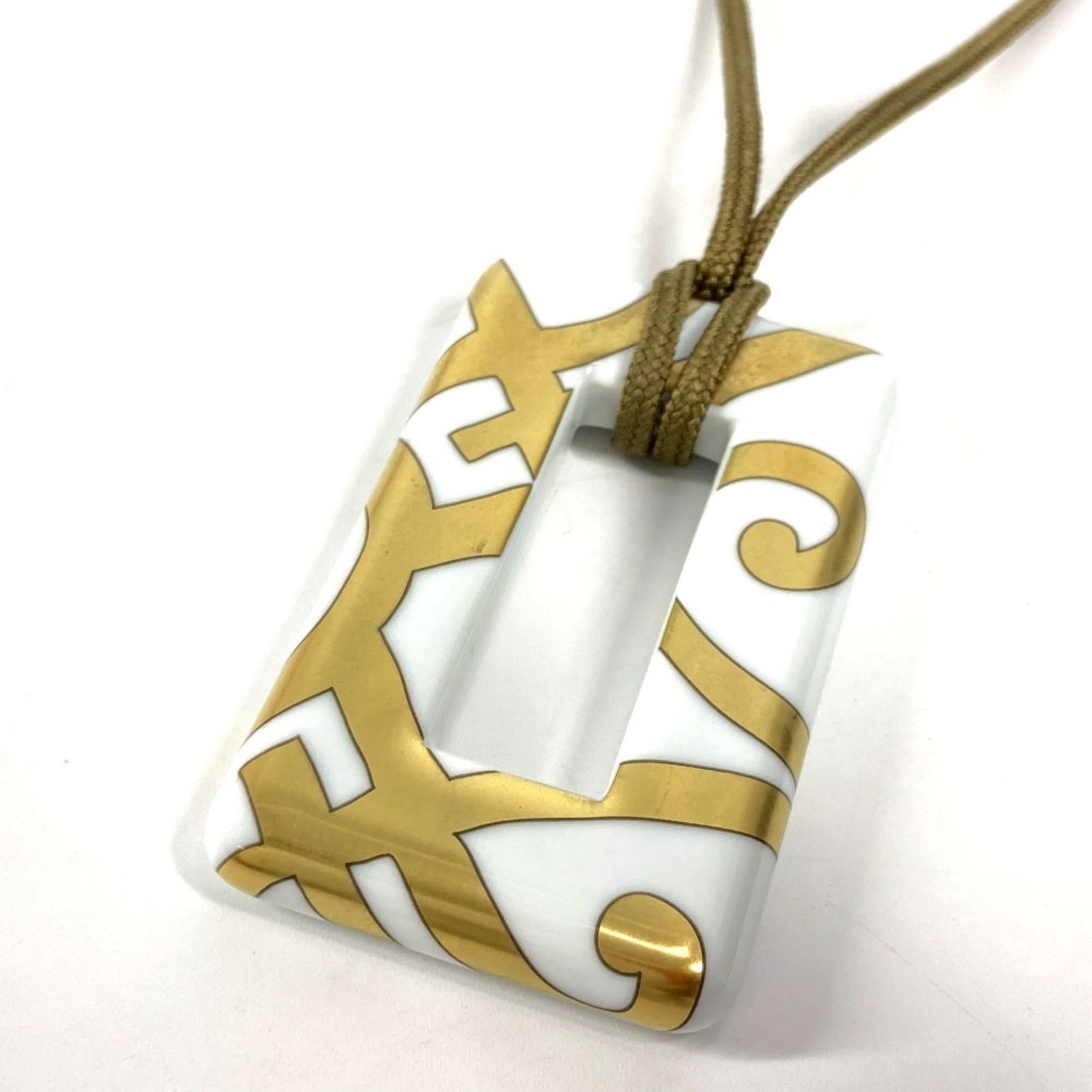 HERMES: HERMES The Hermes Necklace, suitable for women, is a used (very good) piece in white, with a neck circumference of 46 cm. Item Specifics: Brand: Hermes Necklace Type: Necklace Gender: Women Color: