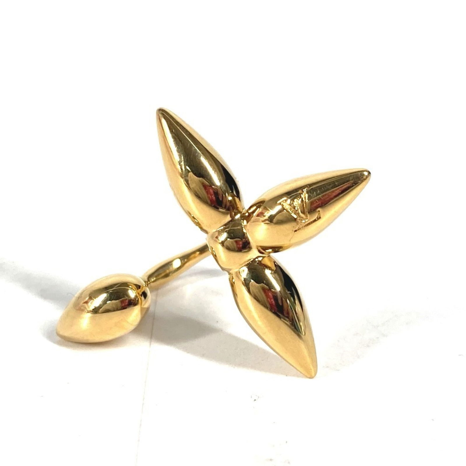 Louis Vuitton Metal Band Ring: Louis Vuitton Metal Band Ring This is a pre-owned Louis Vuitton band ring for women, made from metal in gold color, size 5.5, and in like-new condition. Item Specifics: Brand: Louis Vuitton Type: