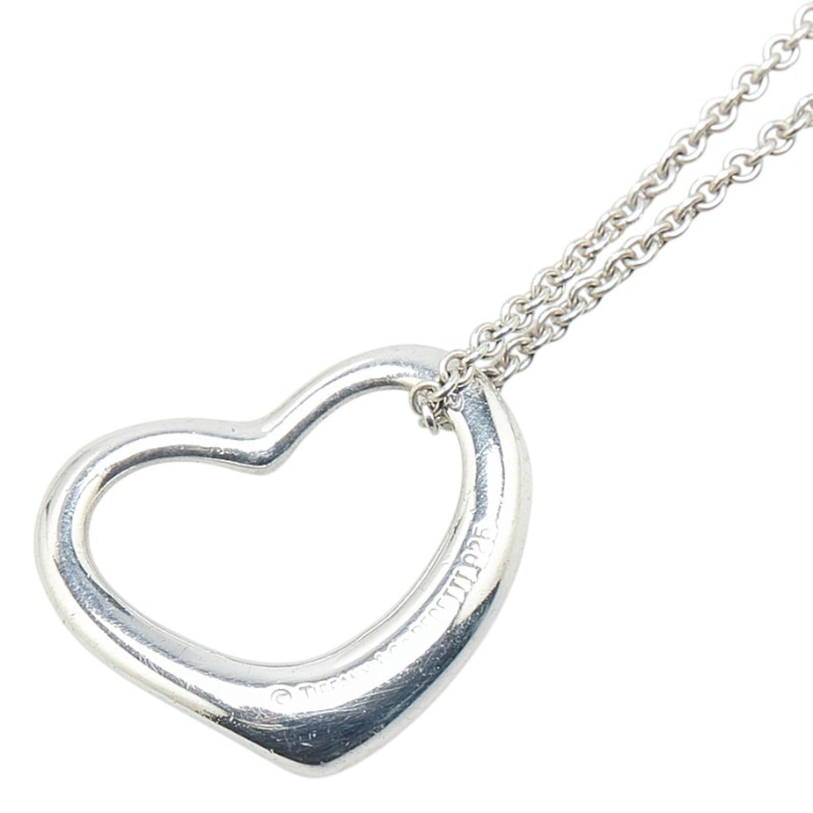 Silver 925 Tiffany: Silver 925 Tiffany This Tiffany necklace is made of silver 925, has a neck circumference of 42 cm and features a pendant size of 18.5mm x 22.1mm, in used (good) condition. Item Specifics: Brand: Tiffa