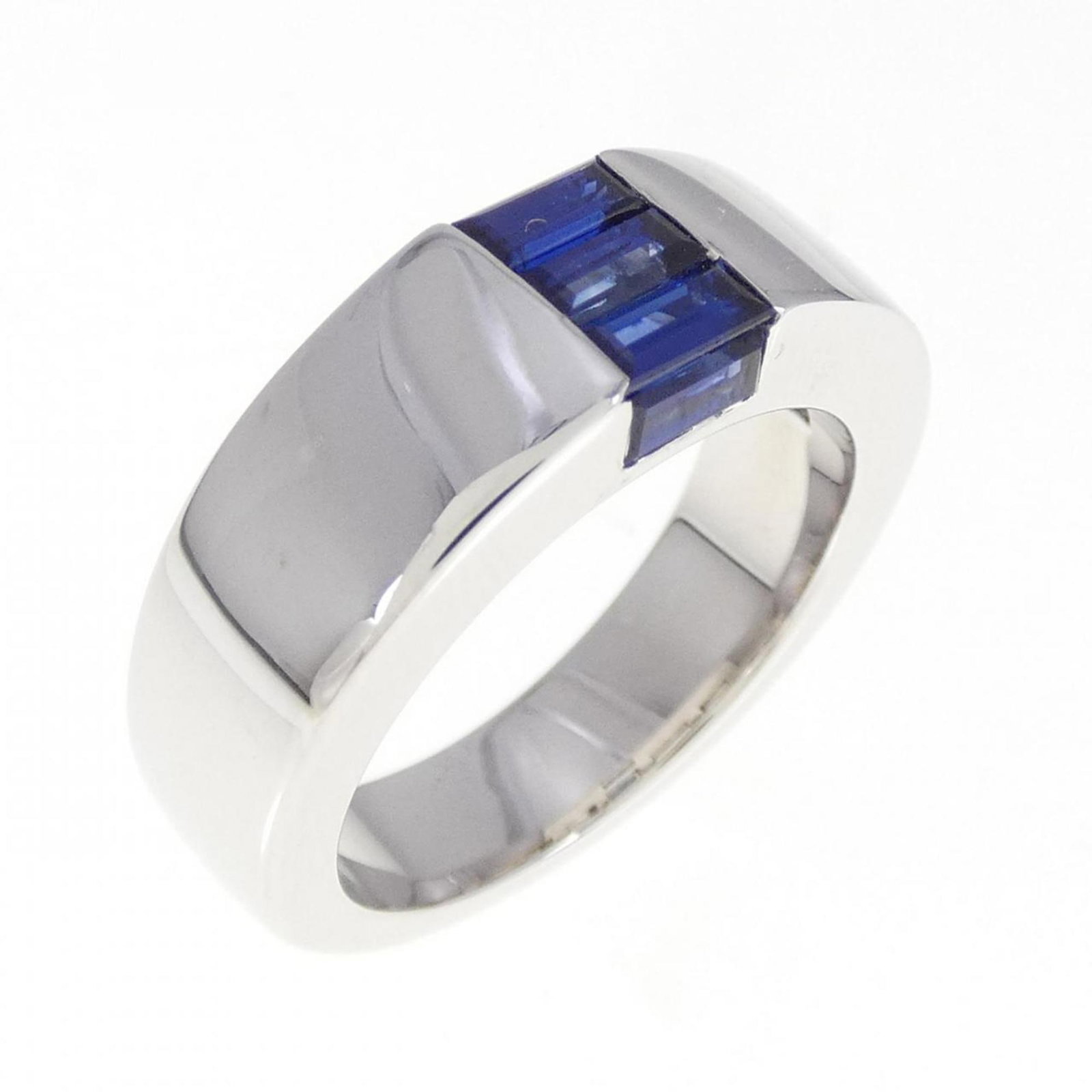 Boucheron White Gold (18K) Band Ring: Boucheron White Gold (18K) Band Ring Boucheron 18K white gold band ring in size 51 (U.S. size 6), described as used but in like-new condition with minimal traces of usage. Item Specifics: Brand: