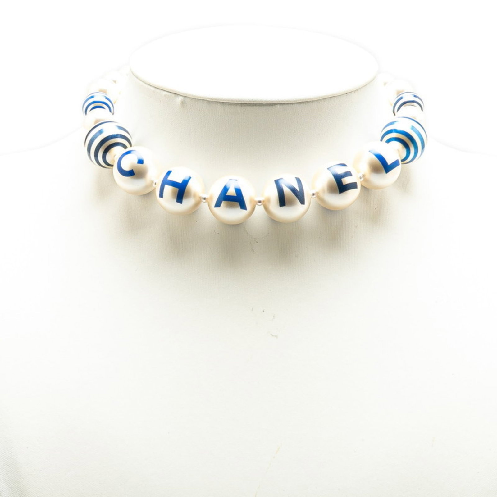 Gold Plating - Chanel Artificial Pearl: Gold Plating - Chanel Artificial Pearl Chanel necklace made of artificial pearls and gold plating, with a blue and gold color scheme, 41 cm neck circumference, in very good used condition. Item