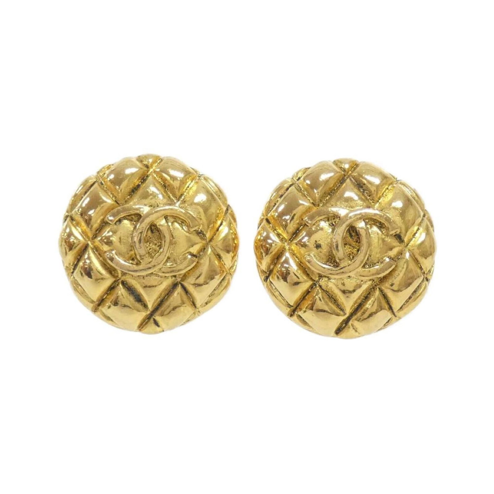 Earrings Chanel Clip: Earrings Chanel Clip Chanel clip earrings for women in gold, measuring 20.00 mm x 20.00 mm (0.79'' x 0.79''), used in acceptable condition with visible traces of usage. Item Specifics: Brand: Chanel T