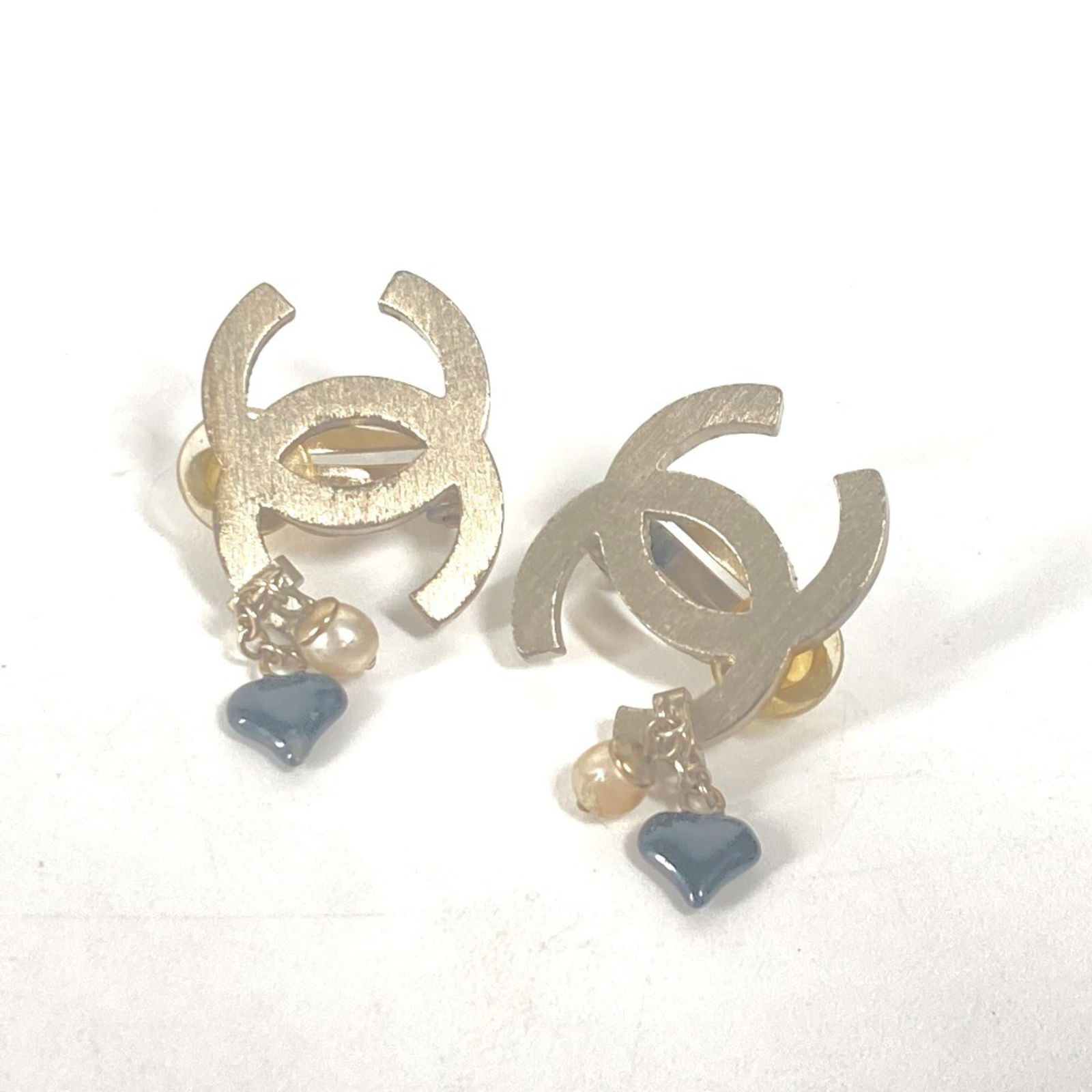 Chanel Metal Clip Earrings: Chanel Metal Clip Earrings Chanel metal clip earrings for women, in gold, size 15.00mm x 20.00mm, showing traces of usage and scratches but generally in good condition. Item Specifics: Brand: Chanel
