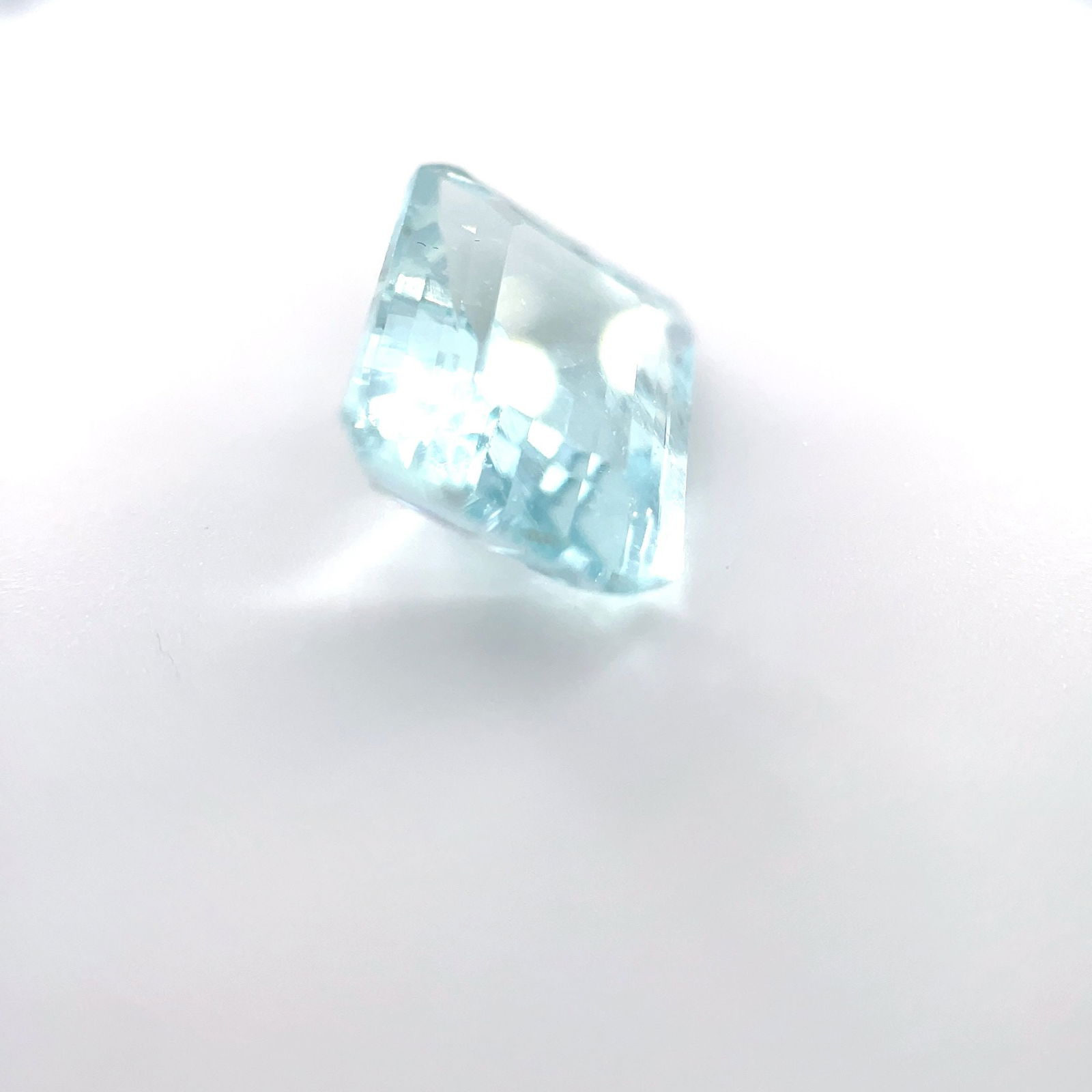 Loose Octagonal 4.36ct Blue Aquamarine Gemstone: Loose Octagonal 4.36ct Blue Aquamarine Gemstone Loose octagonal aquamarine gemstone, weighing 4.36 ct, with a faceted cut, light blue color, and SI clarity. Measurements are 10.95L X 9.09W. Item