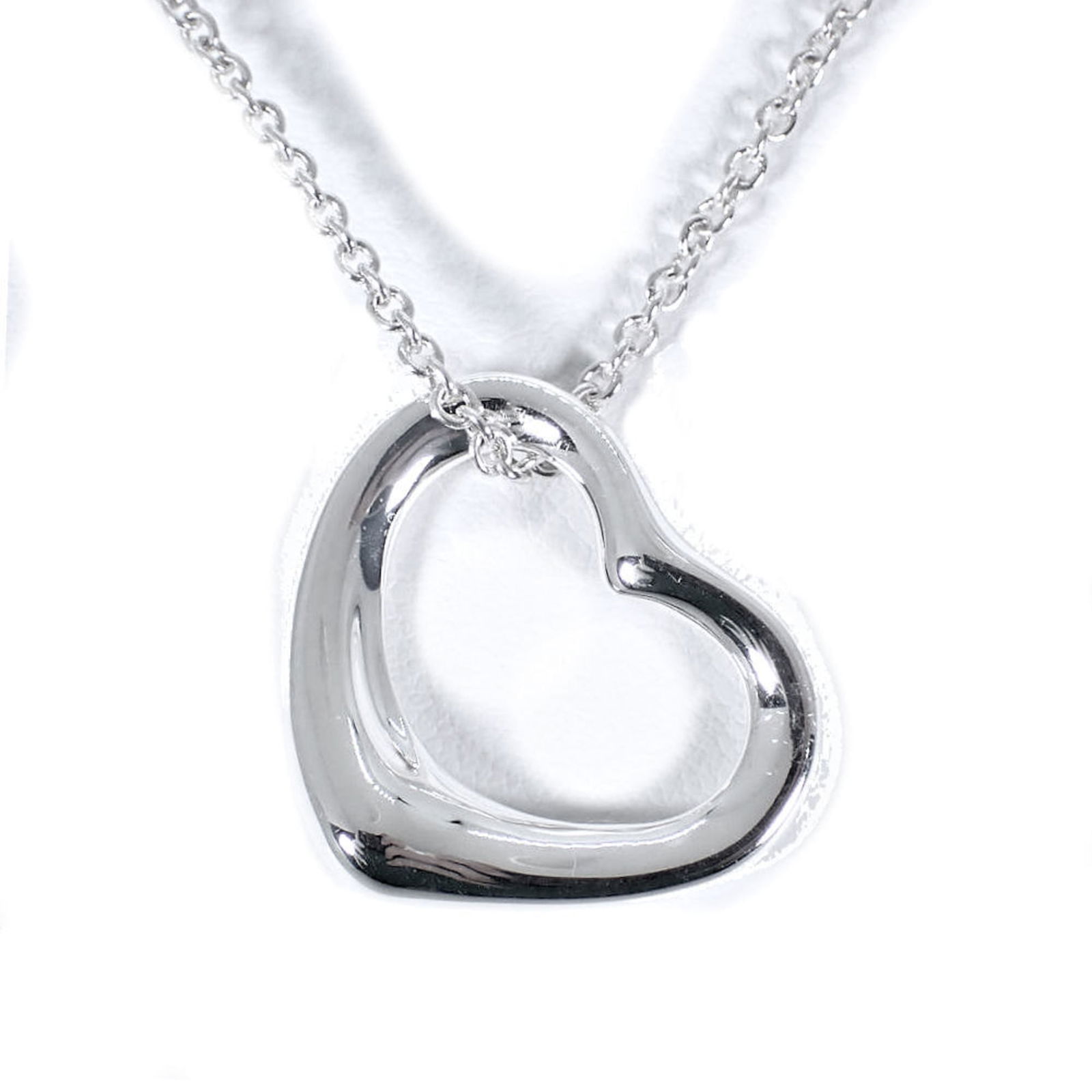 925 Tiffany Sterling Silver: 925 Tiffany Sterling Silver Tiffany sterling silver necklace for women, made of 925 sterling silver, with a 40 cm necklace circumference and a pendant size of 18.5mm x 22mm. Used in very good
