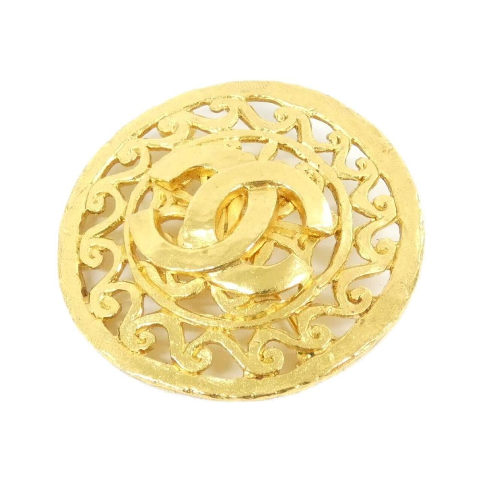 Brooch Chanel: Brooch Chanel Chanel gold brooch measuring 4.5cm x 4.5cm, in very good used condition with minor traces of usage. Item Specifics: Brand: Chanel Type: Brooch Gender: Women Color: Gold Size (Hxwxd): 4.5