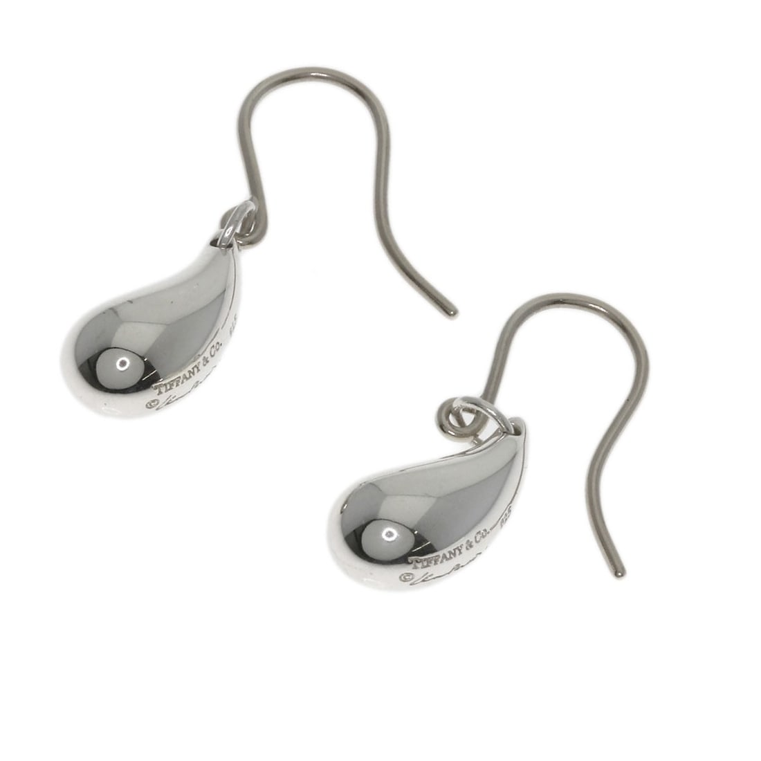 Silver teardrop earring TIFFANY&Co.: Silver teardrop earring TIFFANY&Co. This TIFFANY&Co. Silver Teardrop Earring is made of silver metal and has no main stone. It is designed for women and is produced in the United States. Item