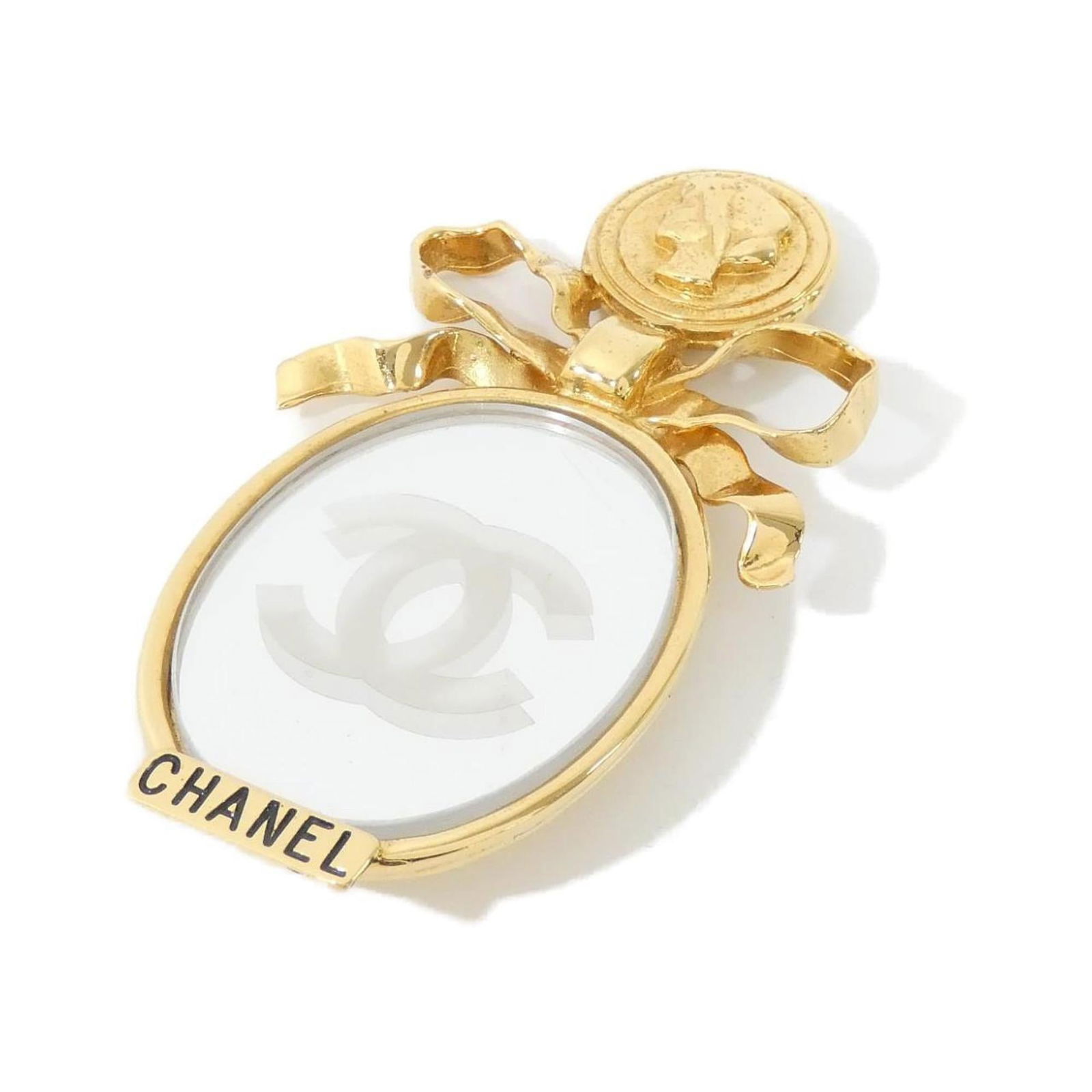 Brooch Chanel: Brooch Chanel This Chanel brooch is gold, measures 5cm x 9cm, and is in very good used condition with some scratches. Item Specifics: Brand: Chanel Type: Brooch Gender: Women Color: Gold Size (Hxwxd):