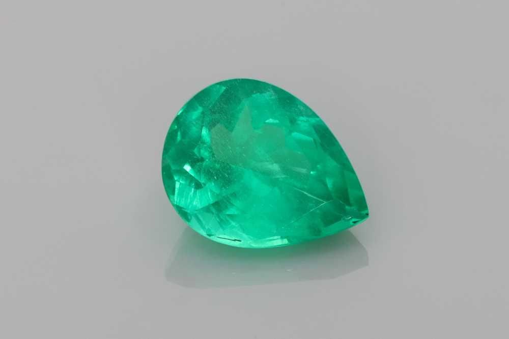 Loose Emerald Gemstone GIA 3.79ct Green SI: Loose Emerald Gemstone GIA 3.79ct Green SI Loose Emerald gemstone, 3.79ct, green color, SI clarity, faceted with oil treatment, certified by GIA. Item Specifics: Type: Emerald Carat: 3.79 Cut: Faceted