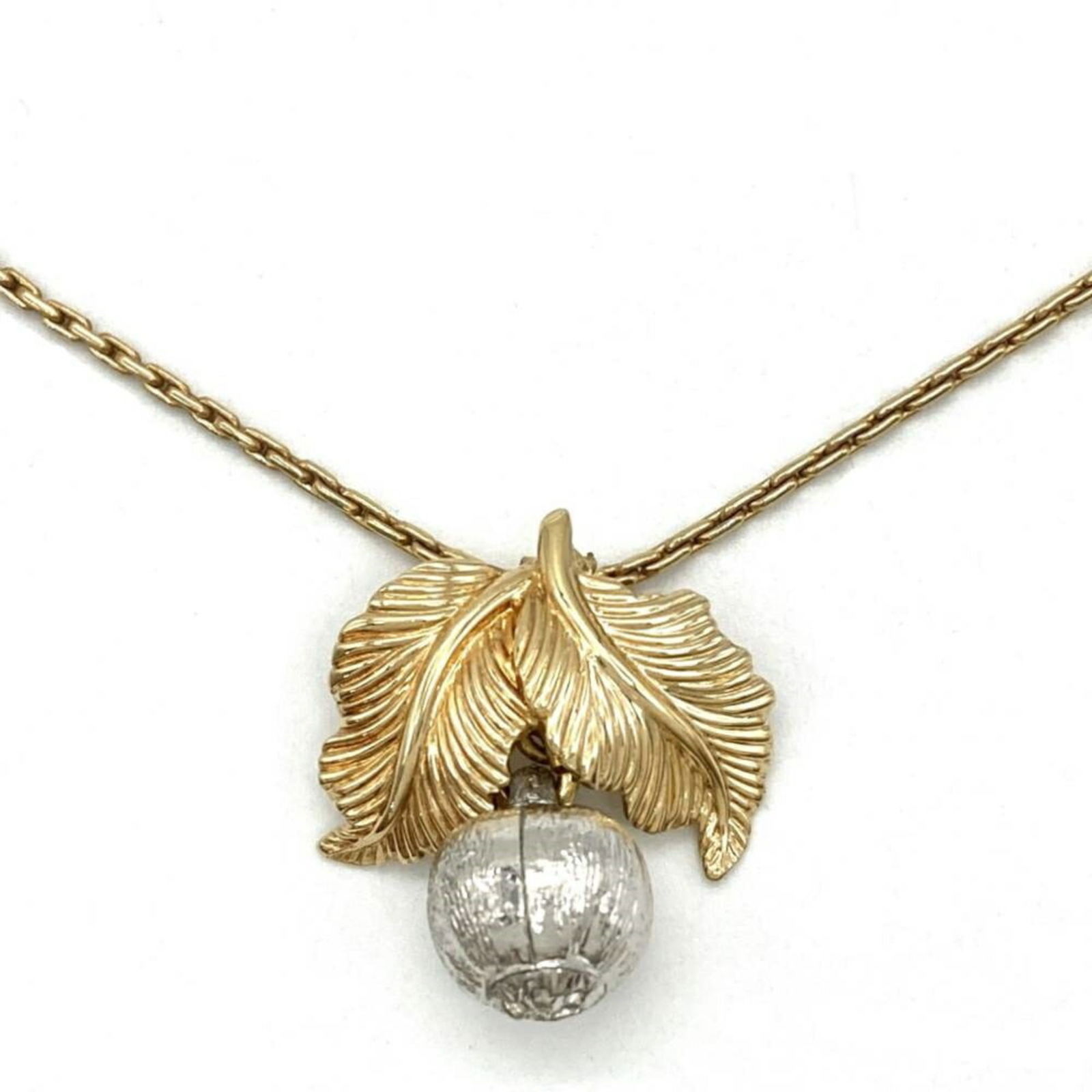 Metal Christian Dior: Metal Christian Dior Christian Dior metal necklace suitable for both genders, with a neck circumference of 40 cm and a pendant size of 24mm x 20mm, in very good used condition. Item Specifics: Brand: