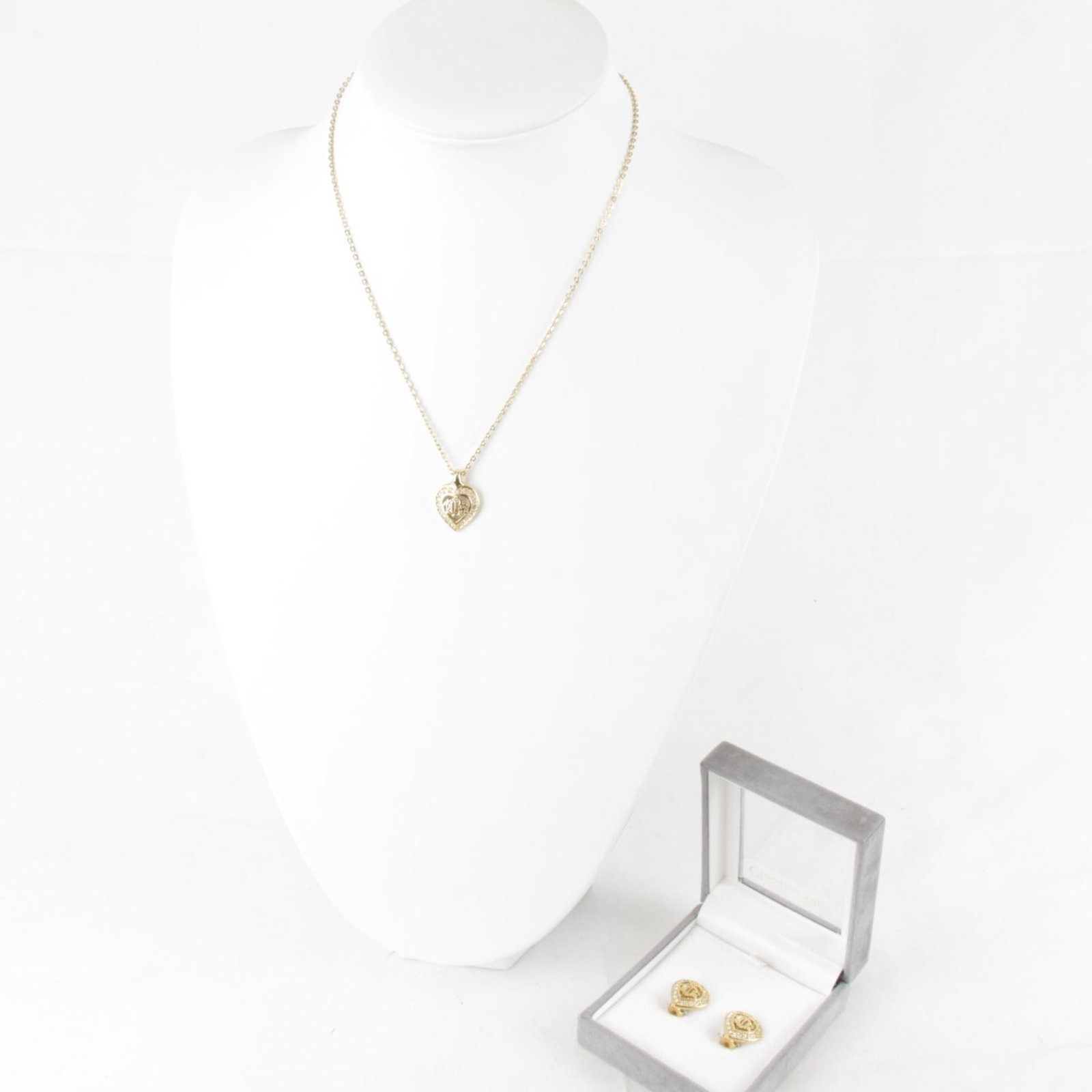 Metal Clip Earrings Christian Dior: Metal Clip Earrings Christian Dior These clip earrings by Christian Dior are made of gold metal, measuring 22.00mm x 15.00mm, and are in good used condition with some traces of usage. Item