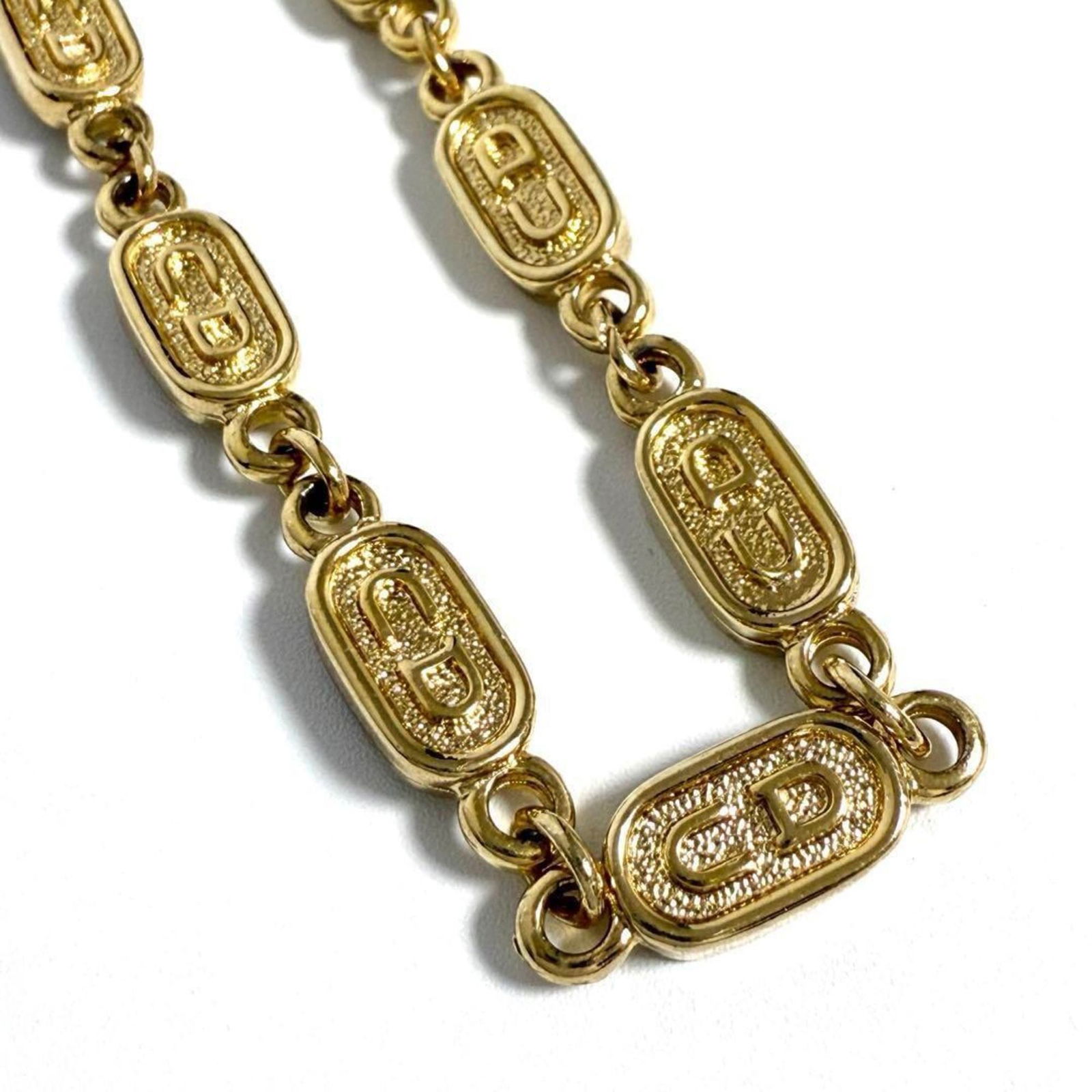 Metal Christian Dior: Metal Christian Dior Christian Dior metal necklace for women, with a neck circumference of 39 cm; used condition, overall very good appearance with minor traces of usage. Item Specifics: Brand: