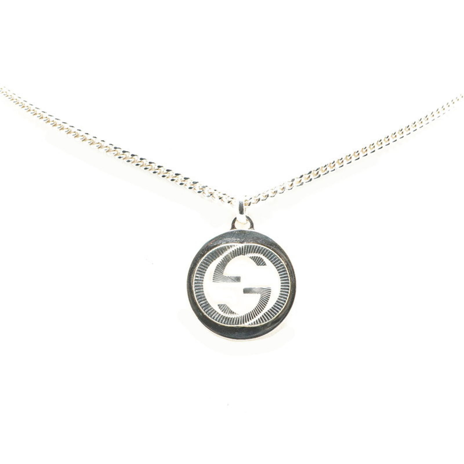 925 Gucci Silver: 925 Gucci Silver Gucci silver necklace for women, made of 925 silver with a 55 cm neck circumference and a 23mm x 23mm pendant, in good used condition. Item Specifics: Brand: Gucci Necklace Type: Neck