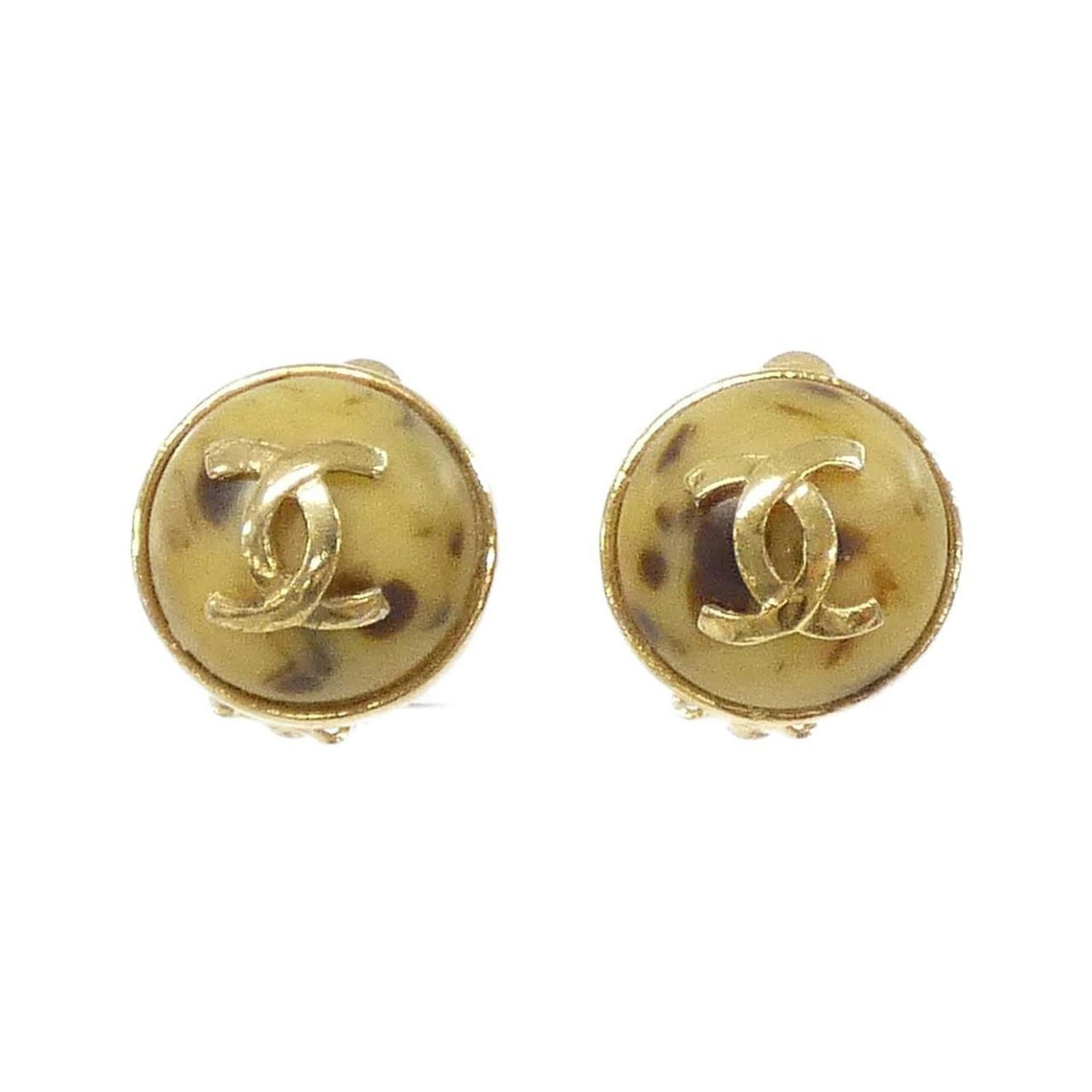 Earrings Chanel Clip: Earrings Chanel Clip Chanel Clip Earrings for women in beige and brown, measuring 19mm x 19mm, are in very good used condition with minor traces of usage. Item Specifics: Brand: Chanel Type: Clip