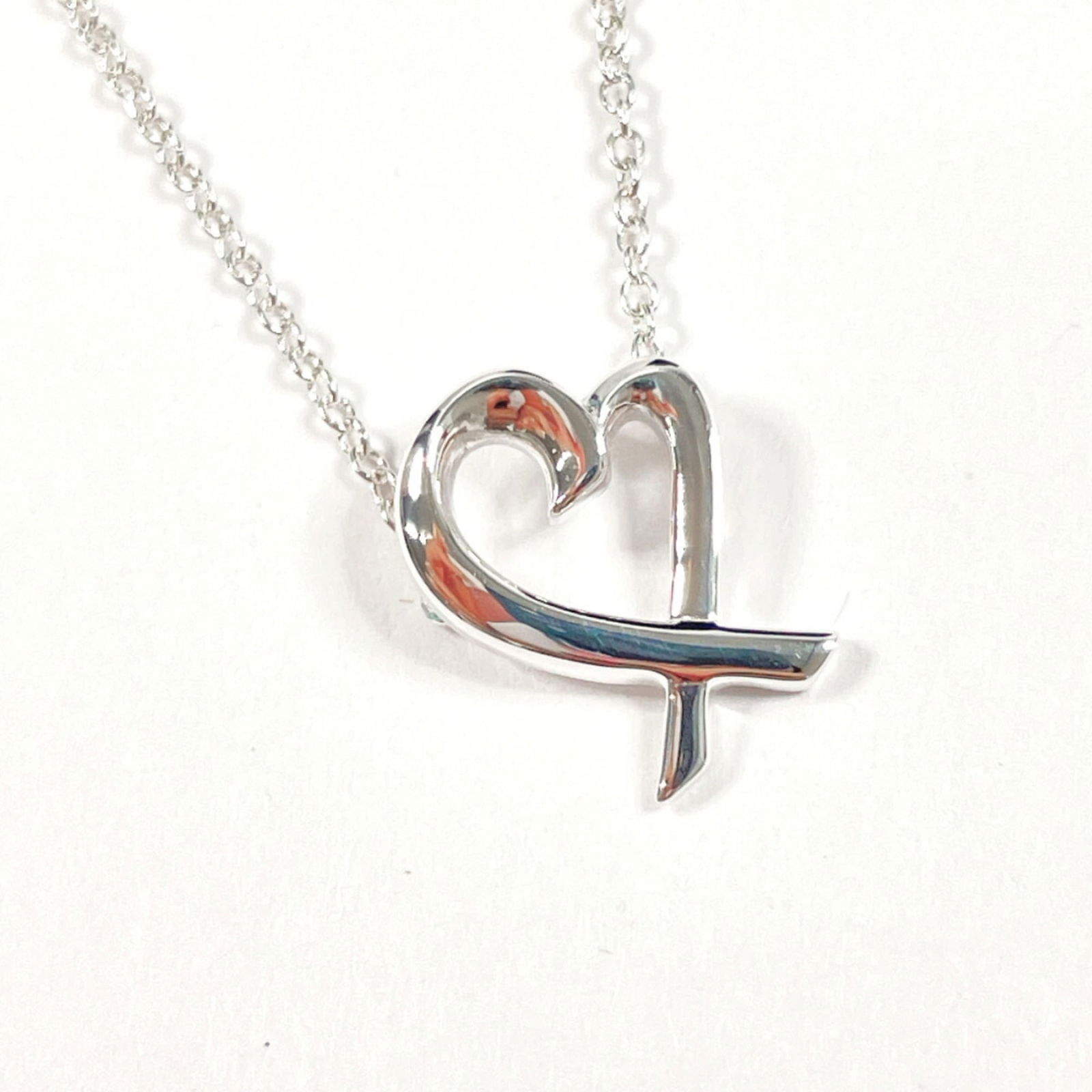 Silver 925 Tiffany: Silver 925 Tiffany The Silver 925 Tiffany Necklace for women is silver in color, has a neck circumference of 40.5 cm, and a pendant size of 11.6mm x 8.6mm, in like new condition. Item Specifics: Brand