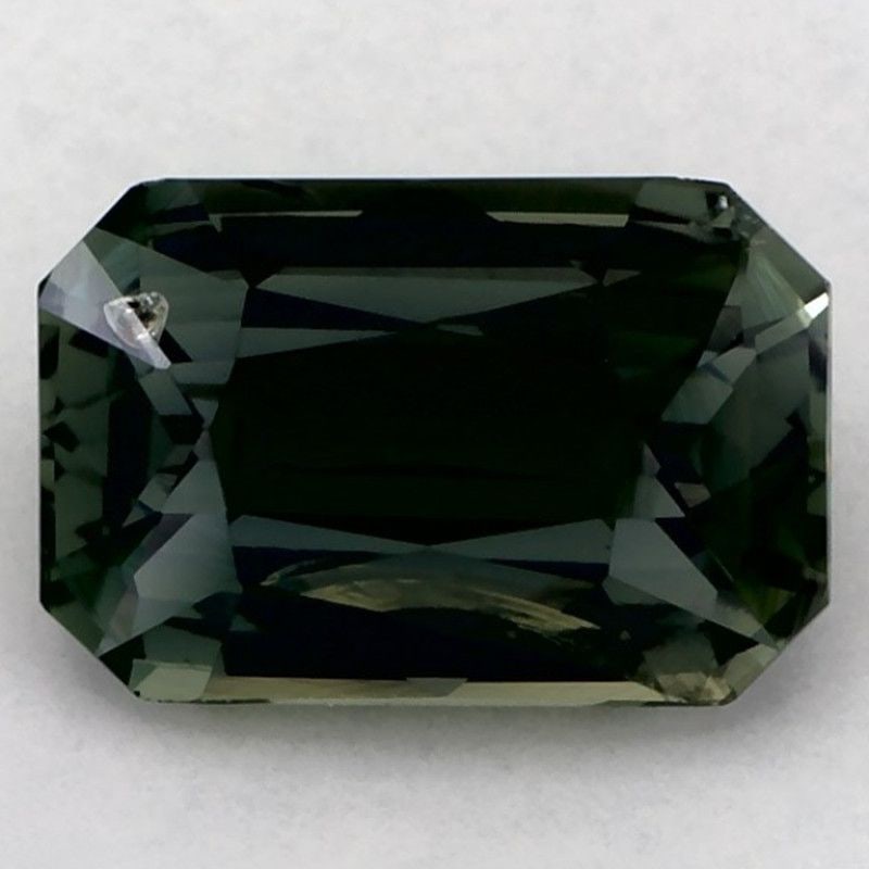 Loose Sapphire Gemstone Radiant 1.38ct Green SI: Loose Sapphire Gemstone Radiant 1.38ct Green SI Loose green sapphire gemstone, radiant cut, weighing 1.38ct, with SI clarity and heated treatment, measuring 7.53L x 5.01W, certification: none. Item