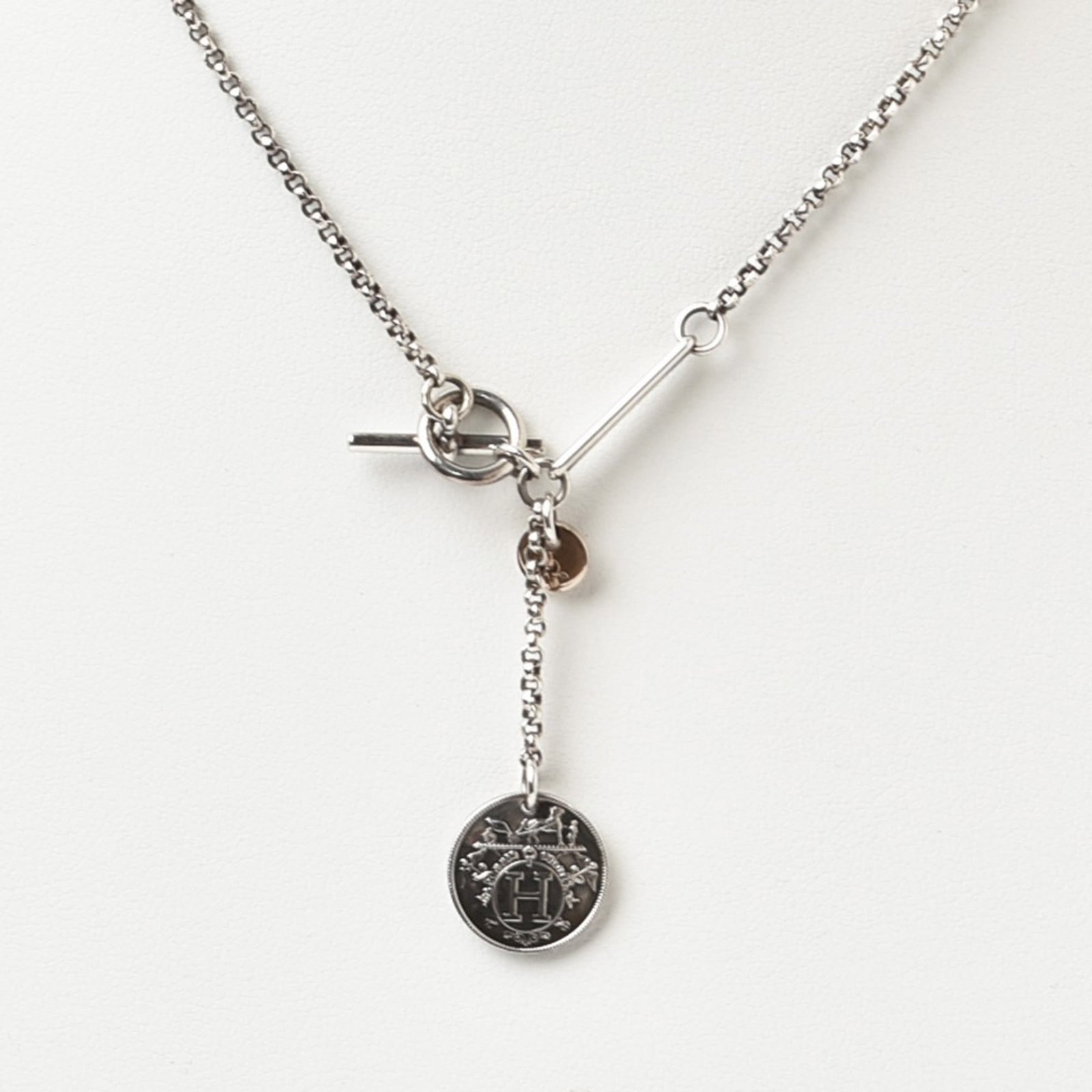 925 Hermes Silver: 925 Hermes Silver 925 Silver necklace by Hermes for both men and women, 40.5 cm in length, in very good used condition. Item Specifics: Brand: Hermes Necklace Type: Necklace Gender: Women,Men Material