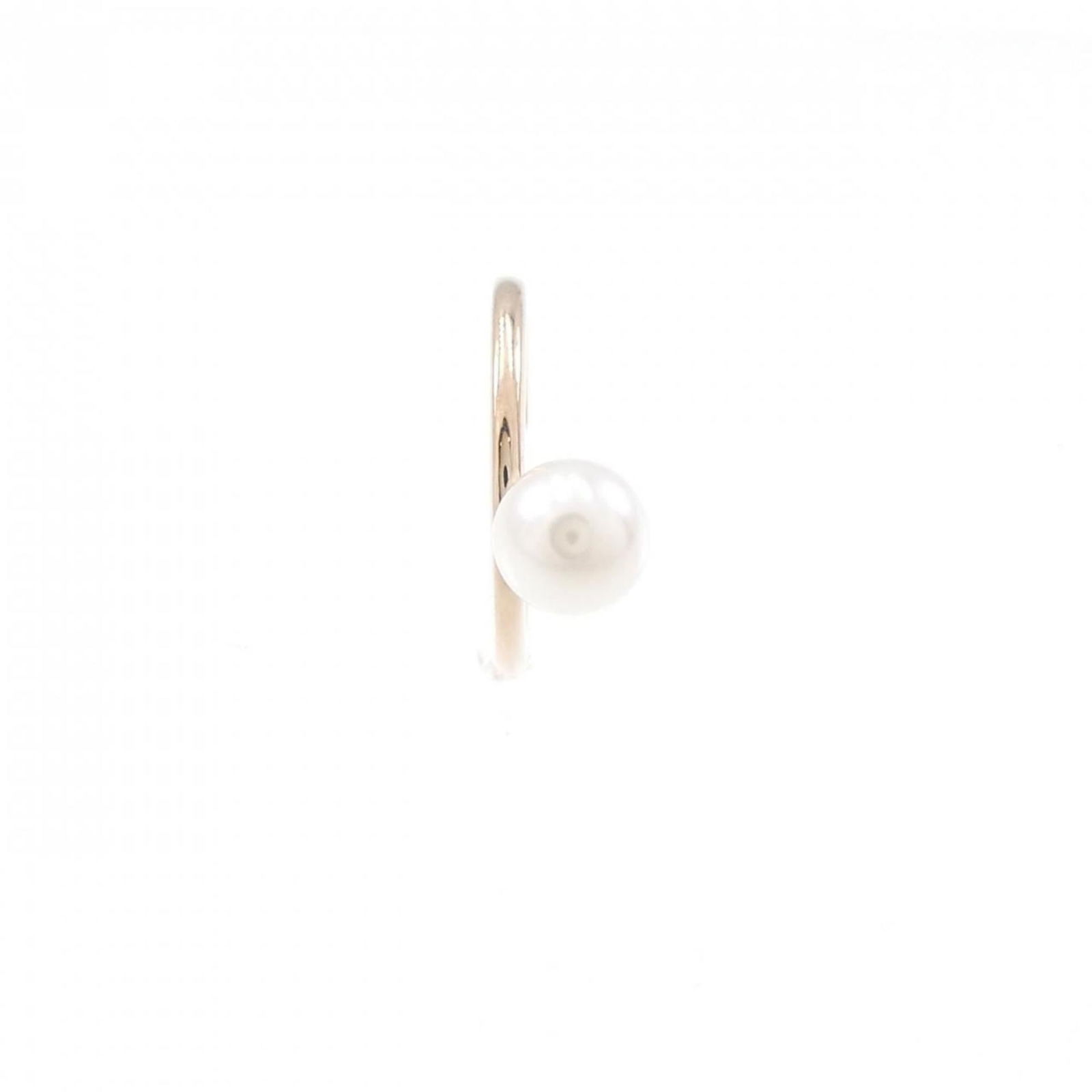 Mikimoto Earcuff in Pink Gold (18K): Mikimoto Earcuff in Pink Gold (18K) Mikimoto 18K pink gold ear cuff for women, featuring a pearl with dimensions of 15.90mm x 6.00mm, in very good used condition with minor traces of usage. Item