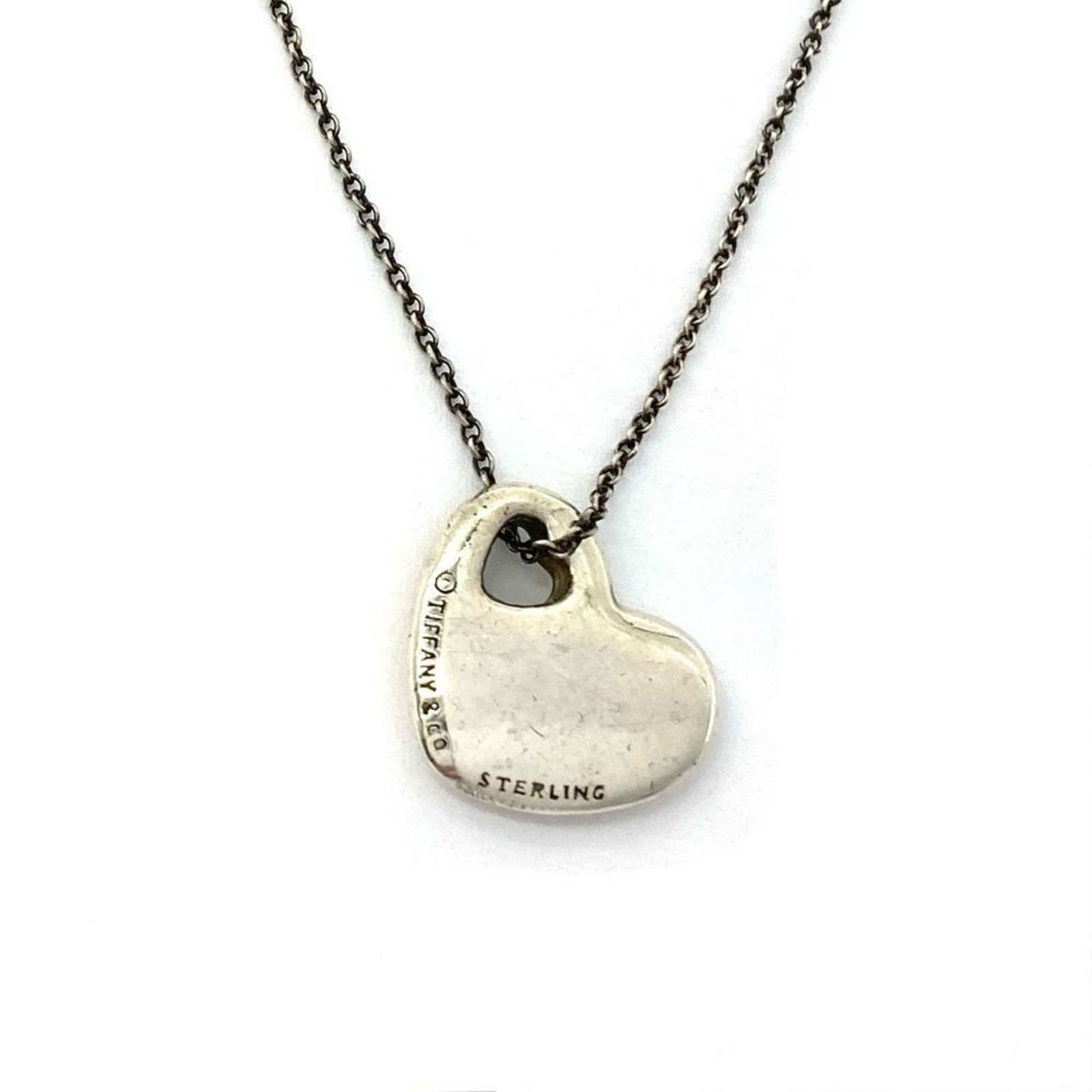 Silver 925 Tiffany: Silver 925 Tiffany This Tiffany necklace is made of Silver 925, weighs 4.6g, and has a neck circumference of 41 cm. It is in good used condition with traces of usage and scratches. Item Specifics: