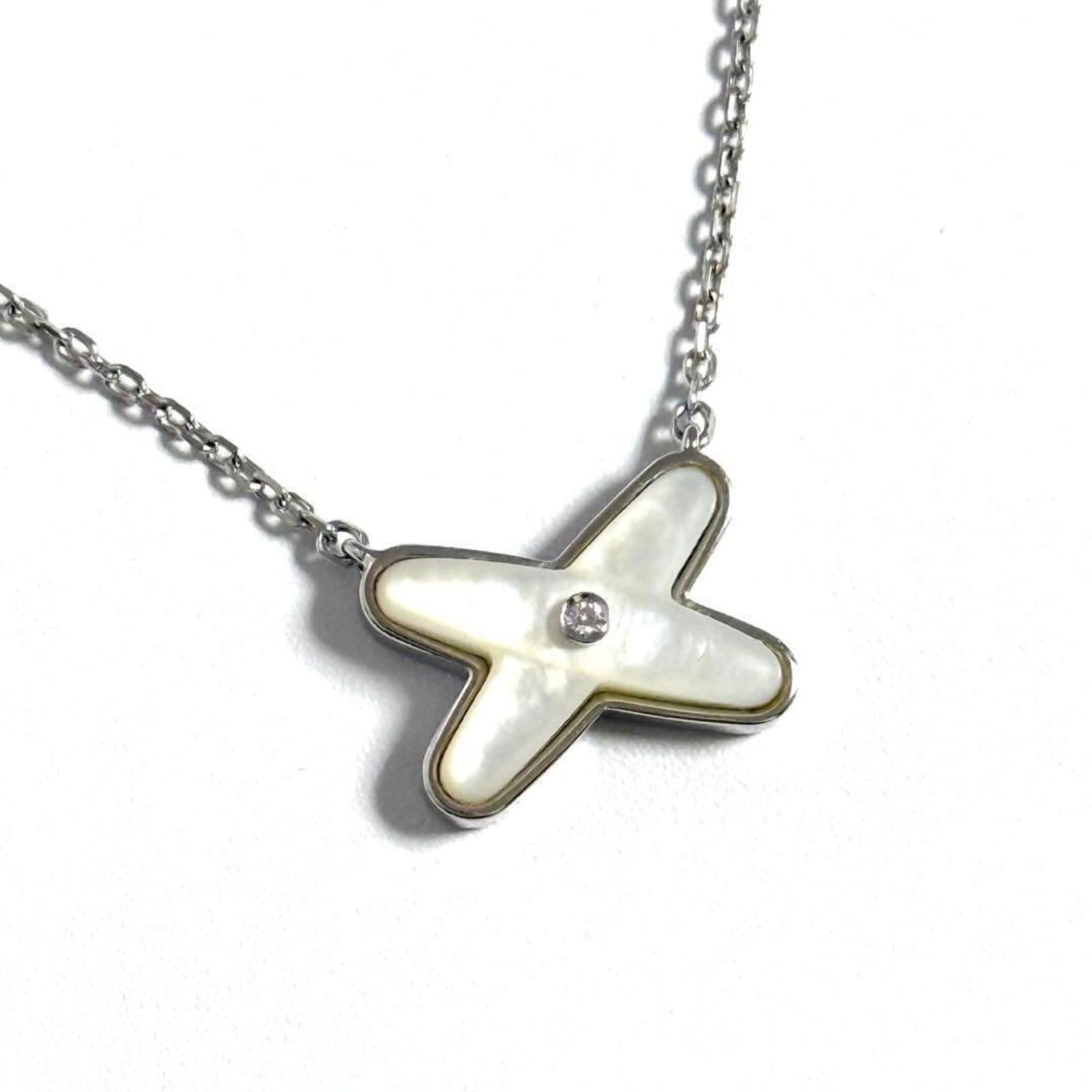 Chaumet 18K White Gold: Chaumet 18K White Gold This Christian Dior band ring is made of silver metal, suitable for men and women, size 6, and is in good used condition with visible traces of wear. Item Specifics: Brand: