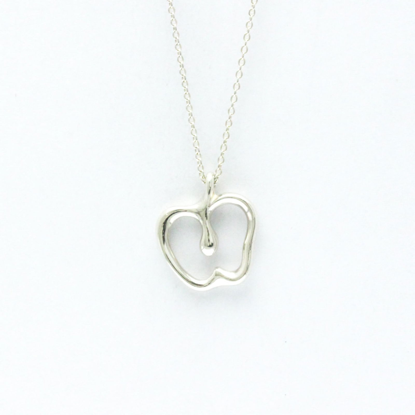 Silver 925 Tiffany: Silver 925 Tiffany Tiffany pendant necklace made of Silver 925, suitable for both men and women, weighs 3g, with a neck circumference of 41 cm and a pendant size of 17.8mm x 16mm, in good used