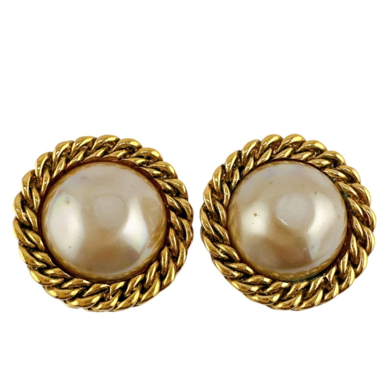 Earrings Chanel Clip: Earrings Chanel Clip Chanel clip earrings for women in gold feature artificial pearl stone, sized 30.00mm x 30.00mm (1.18'' x 1.18'') and are in used (good) condition with visible traces of usage. 