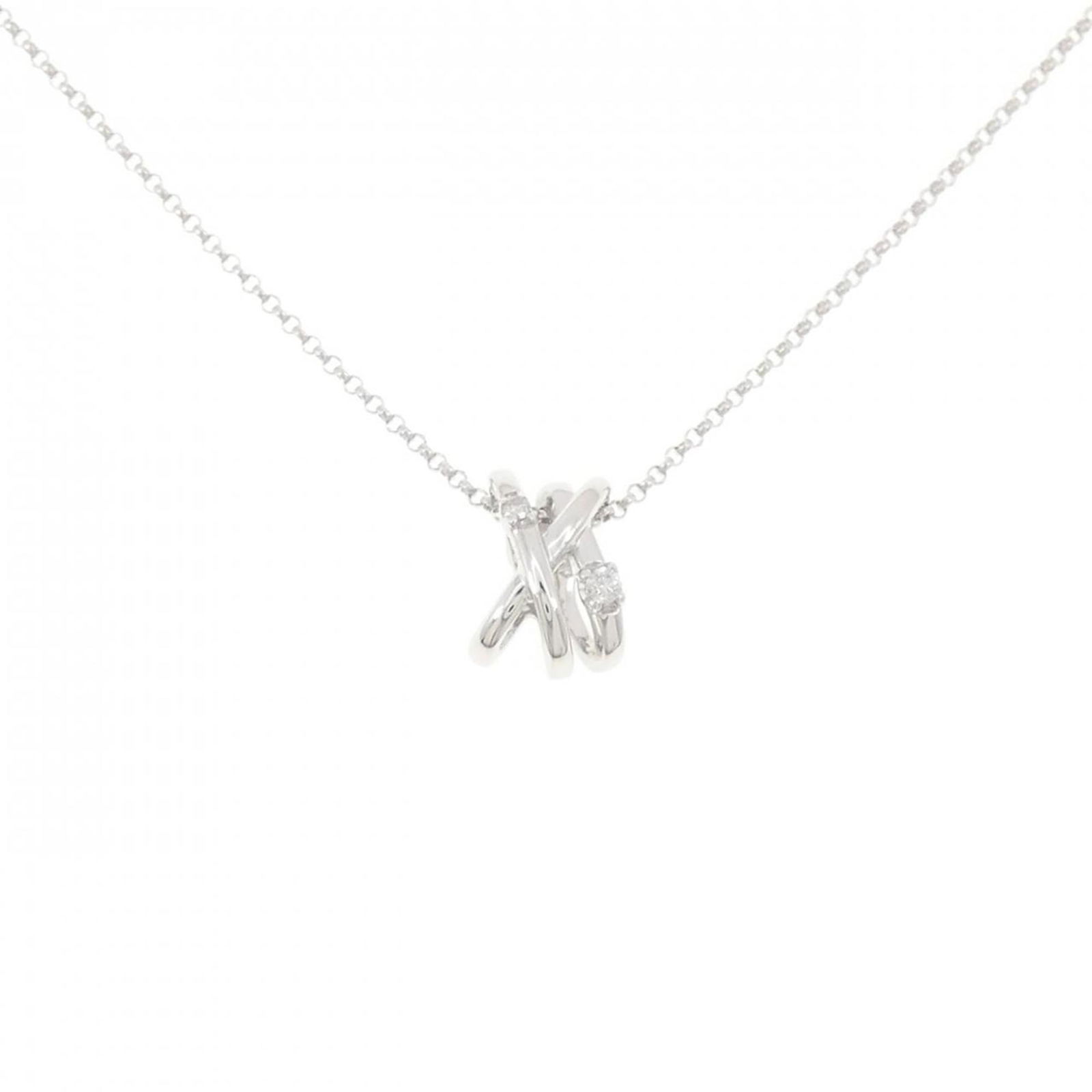 Vendome Aoyama 18K White Gold: Vendome Aoyama 18K White Gold Vendome Aoyama Necklace in 18K White Gold featuring a diamond pendant, with a neck circumference of 40cm, in very good used condition. Item Specifics: Brand: Vendome
