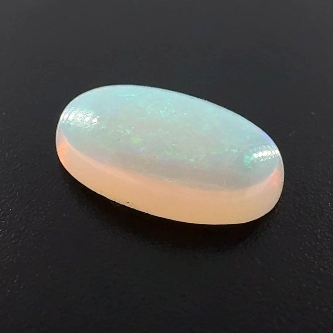 Loose Opal Gemstone 2.175ct White EC - Oval: Loose Opal Gemstone 2.175ct White EC - Oval Loose white opal gemstone weighing 2.175ct with an oval cabochon cut, clarity graded as EC, with measurements of 12.56mm x 7.65mm. Item Specifics: Type: Opa