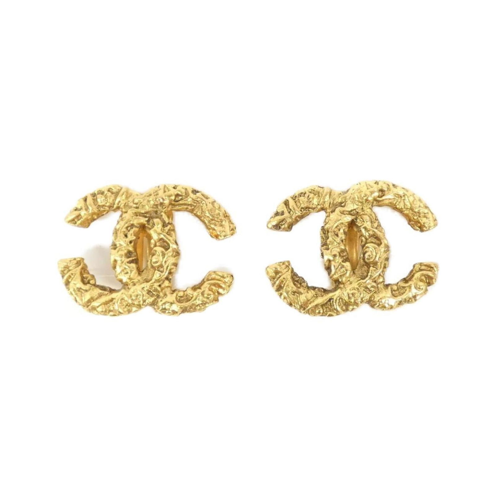 Earrings Chanel Clip: Earrings Chanel Clip Chanel clip earrings for women in gold, measuring 20.00mm x 27.00mm, in very good used condition with some traces of usage. Item Specifics: Brand: Chanel Type: Clip Earrings
