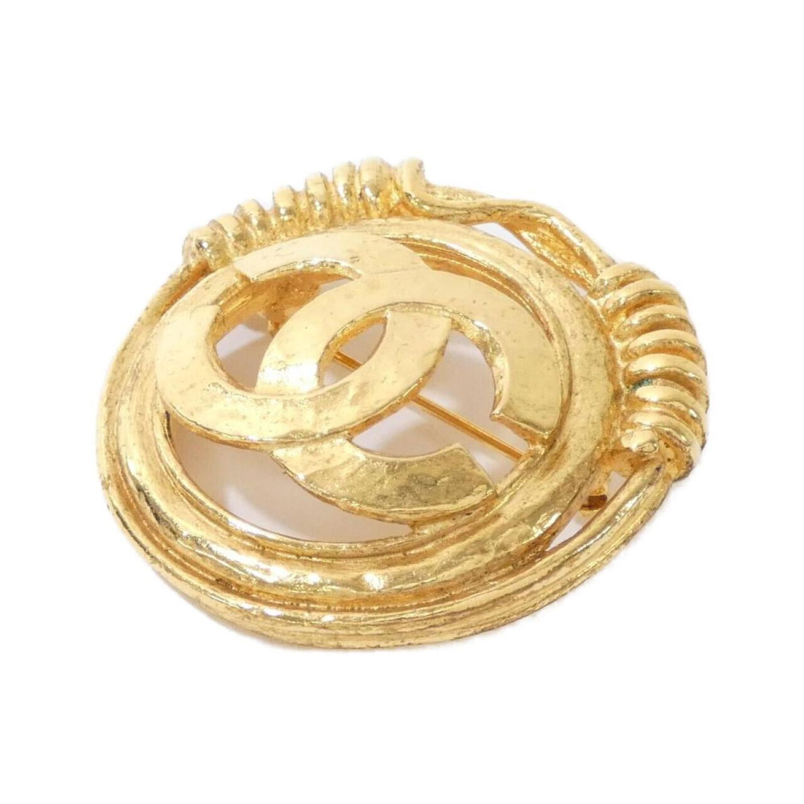 Brooch Chanel: Brooch Chanel Chanel gold brooch measuring 4.5cm x 4.5cm, in very good used condition with minor traces of usage. Item Specifics: Brand: Chanel Type: Brooch Gender: Women Color: Gold Size (Hxwxd):