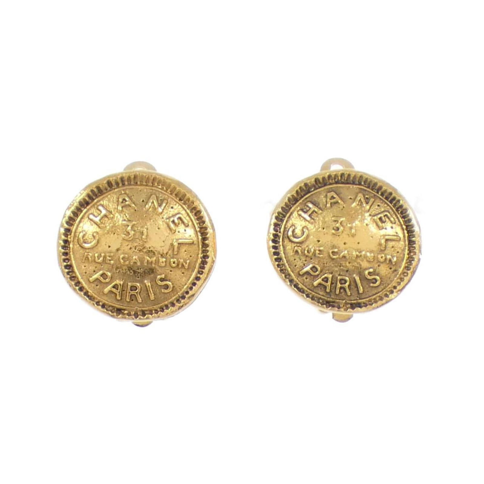Earrings Chanel Clip: Earrings Chanel Clip Chanel clip earrings in gold, size 19.00mm x 19.00mm, in very good used condition with minor scratches. Item Specifics: Brand: Chanel Type: Clip Earrings Gender: Women Color: