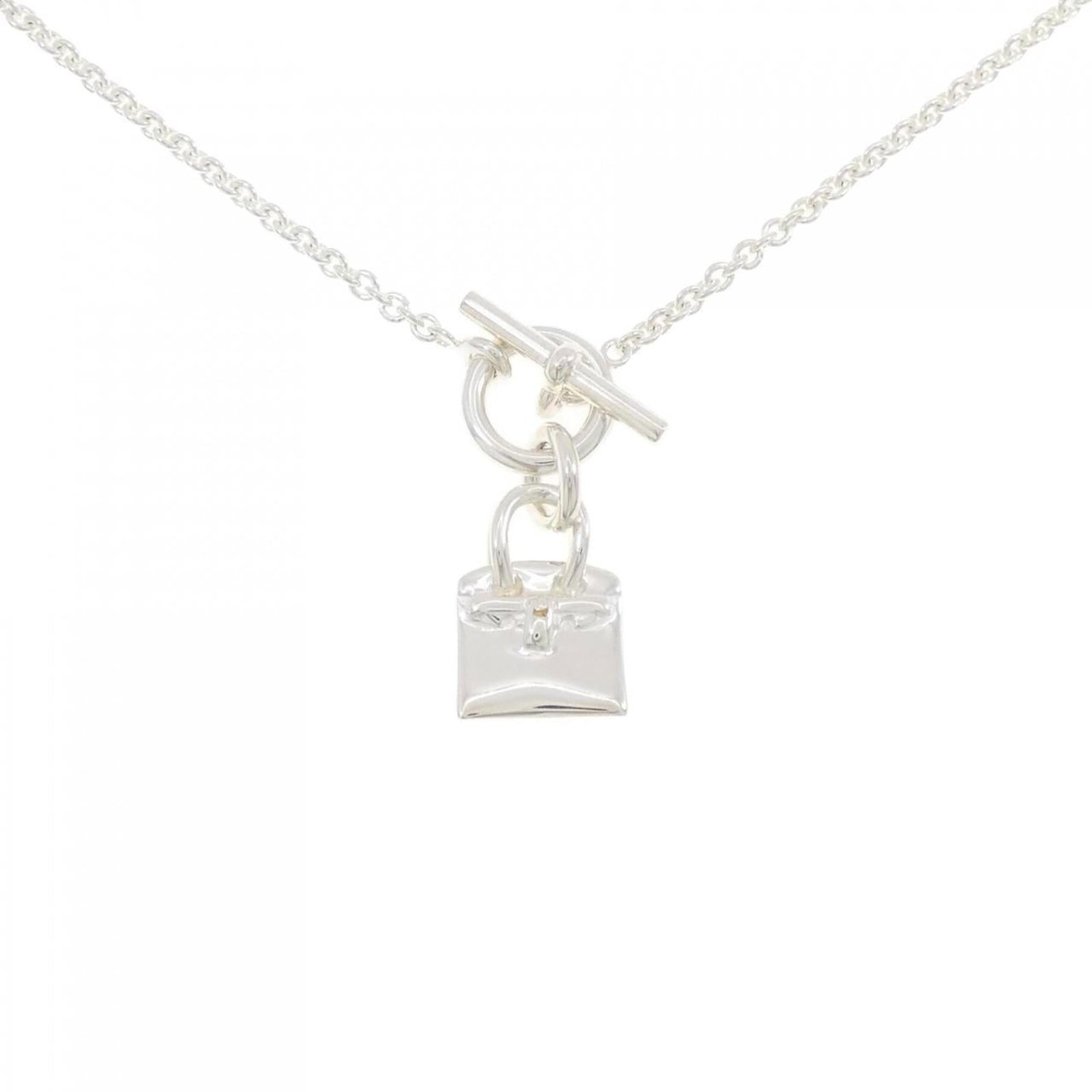 925 Hermes Silver: 925 Hermes Silver 925 Hermes silver necklace for women, 40 cm neck circumference, featuring a 29mm x 11.5mm pendant, in used (like new) condition. Item Specifics: Brand: Hermes Necklace Type: Necklace