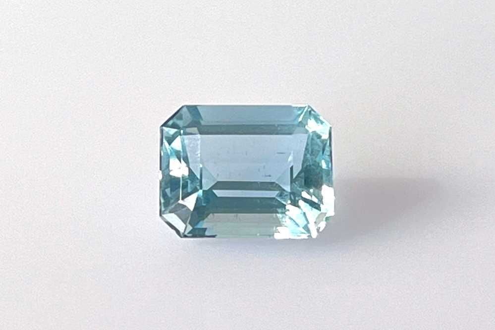 Loose Aquamarine Gemstone 3.13ct Blue EC: Loose Aquamarine Gemstone 3.13ct Blue EC Loose 3.13ct aquamarine gemstone, faceted with blue color and EC clarity, available without certification. Item Specifics: Type: Aquamarine Carat: 3.13 Cut: Fa