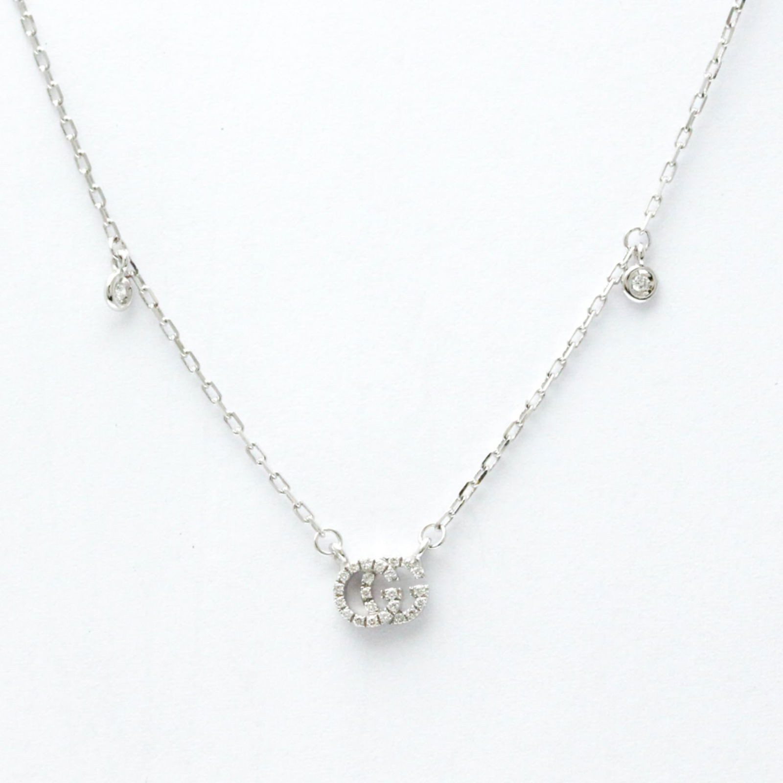 Gucci 18K White Gold: Gucci 18K White Gold Gucci 18K white gold pendant necklace for men and women, featuring a diamond, weighing 3.1g, with a neck circumference of 37 cm - 42 cm, in very good used condition. Item Specific