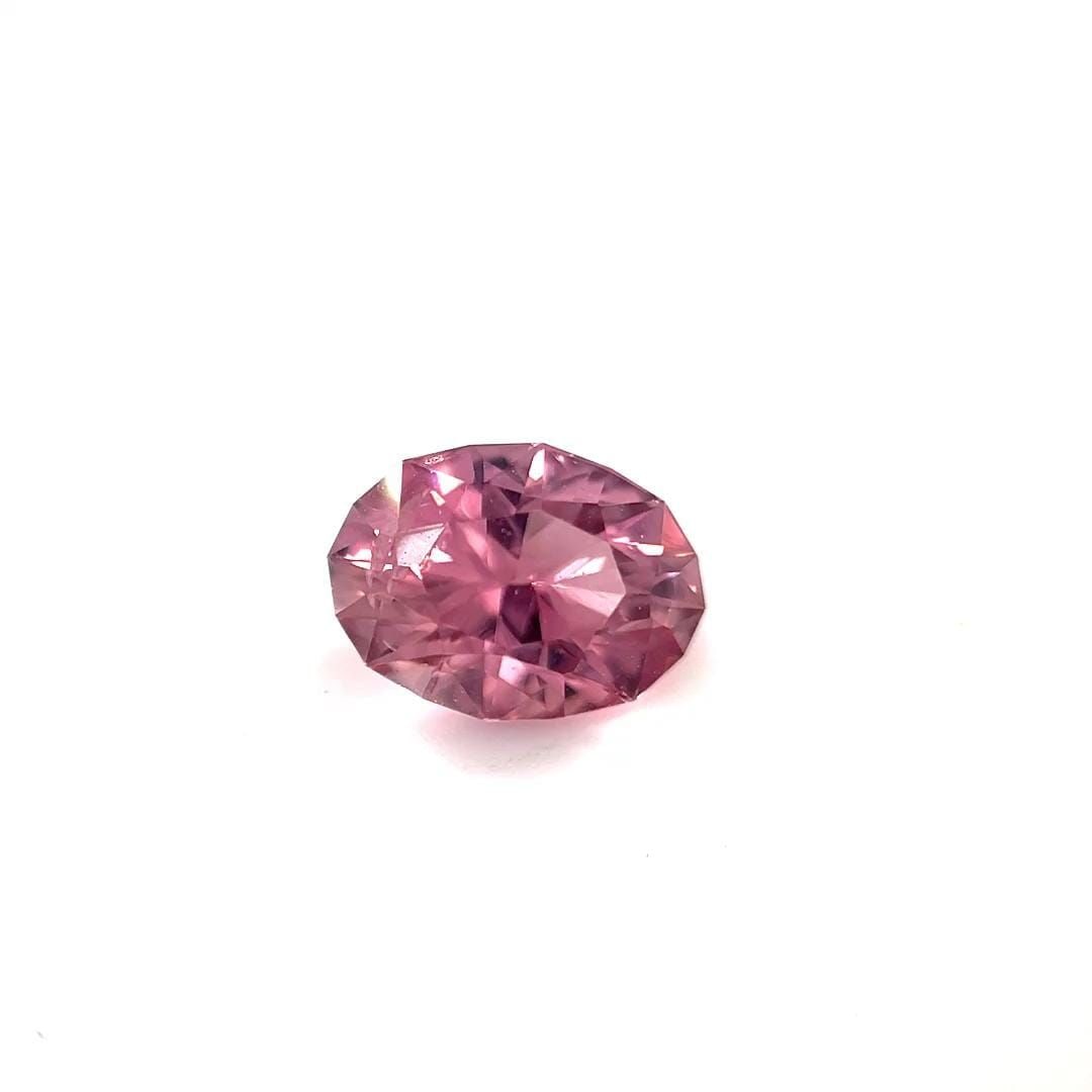 Loose Tourmaline Gemstone Oval 1.515ct Pink SI: Loose Tourmaline Gemstone Oval 1.515ct Pink SI Loose Tourmaline gemstone weighing 1.515ct, oval cut, with a slight violet pink color and SI clarity, certified by OTHER. Item Specifics: Type: