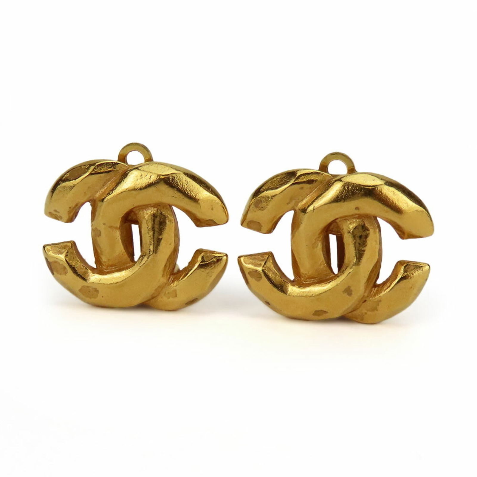 Chanel Metal Clip Earrings: Chanel Metal Clip Earrings Chanel metal clip earrings in gold, measuring 15.60mm x 19.40mm, in good used condition with noticeable wear. Item Specifics: Brand: Chanel Type: Clip Earrings Gender: