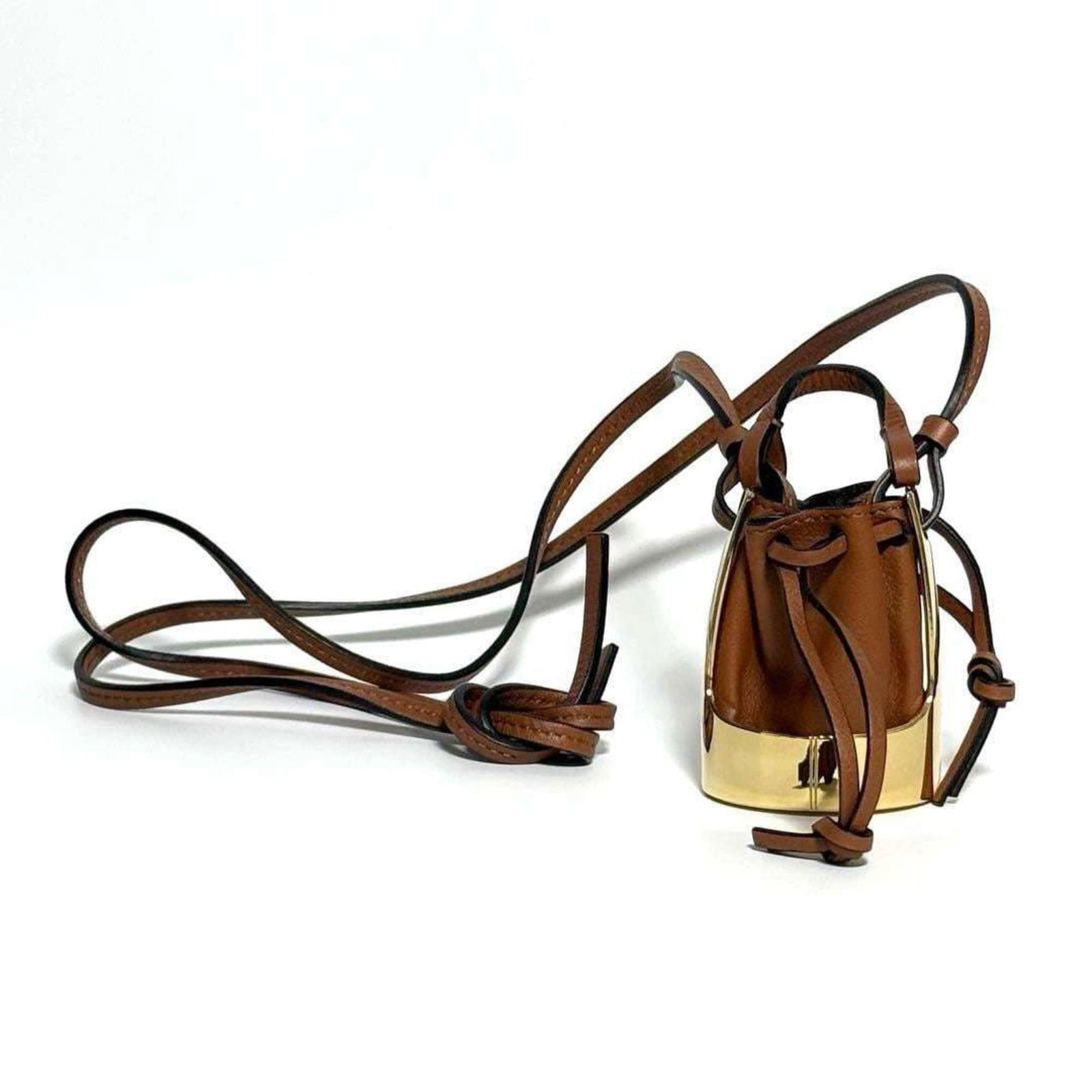 Loewe Leather and Metal: Loewe Leather and Metal Loewe Necklace made of leather and metal, with a pendant type and neck circumference of 120 cm, in very good used condition. Item Specifics: Brand: Loewe Necklace Type: