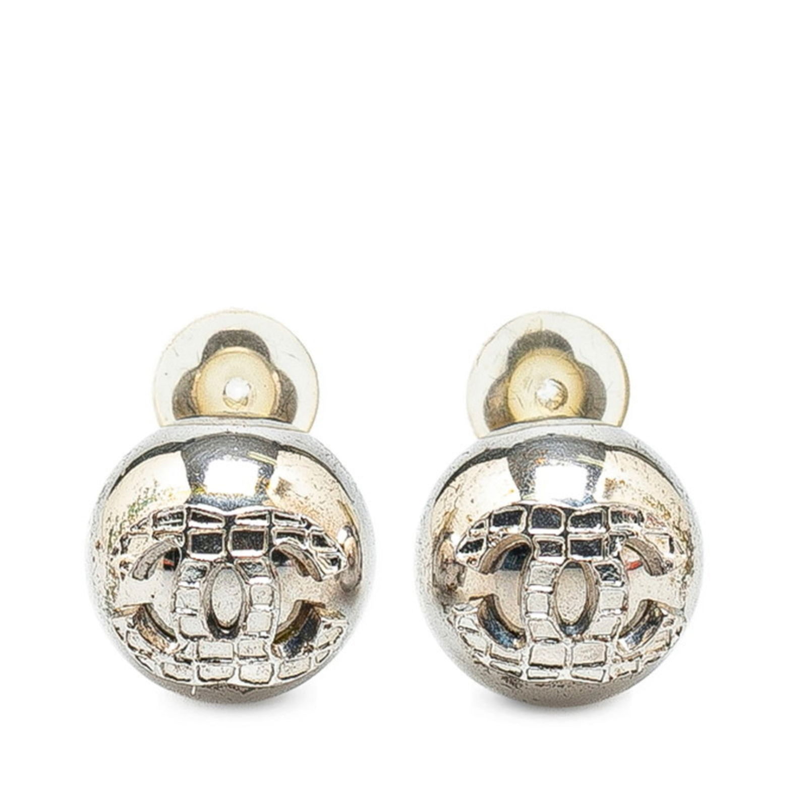 Chanel Metal Clip Earrings: Chanel Metal Clip Earrings Chanel metal clip earrings in silver, measuring 14.10mm x 14.10mm, in good used condition with visible traces of usage. Item Specifics: Brand: Chanel Type: Clip Earrings