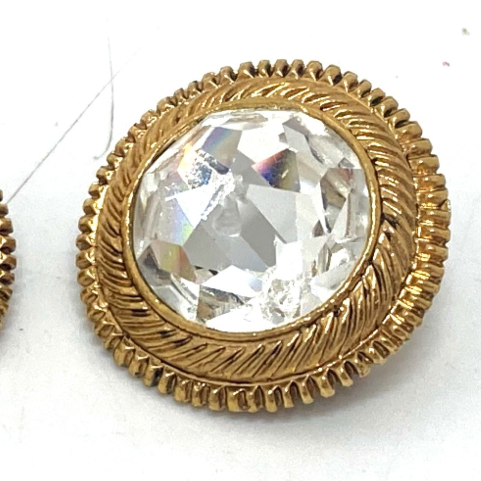 Chanel Metal Clip Earrings: Chanel Metal Clip Earrings Chanel metal clip earrings in gold, measuring 25.00mm x 25.00mm, categorized as used with some traces of wear but generally in good condition. Item Specifics: Brand: