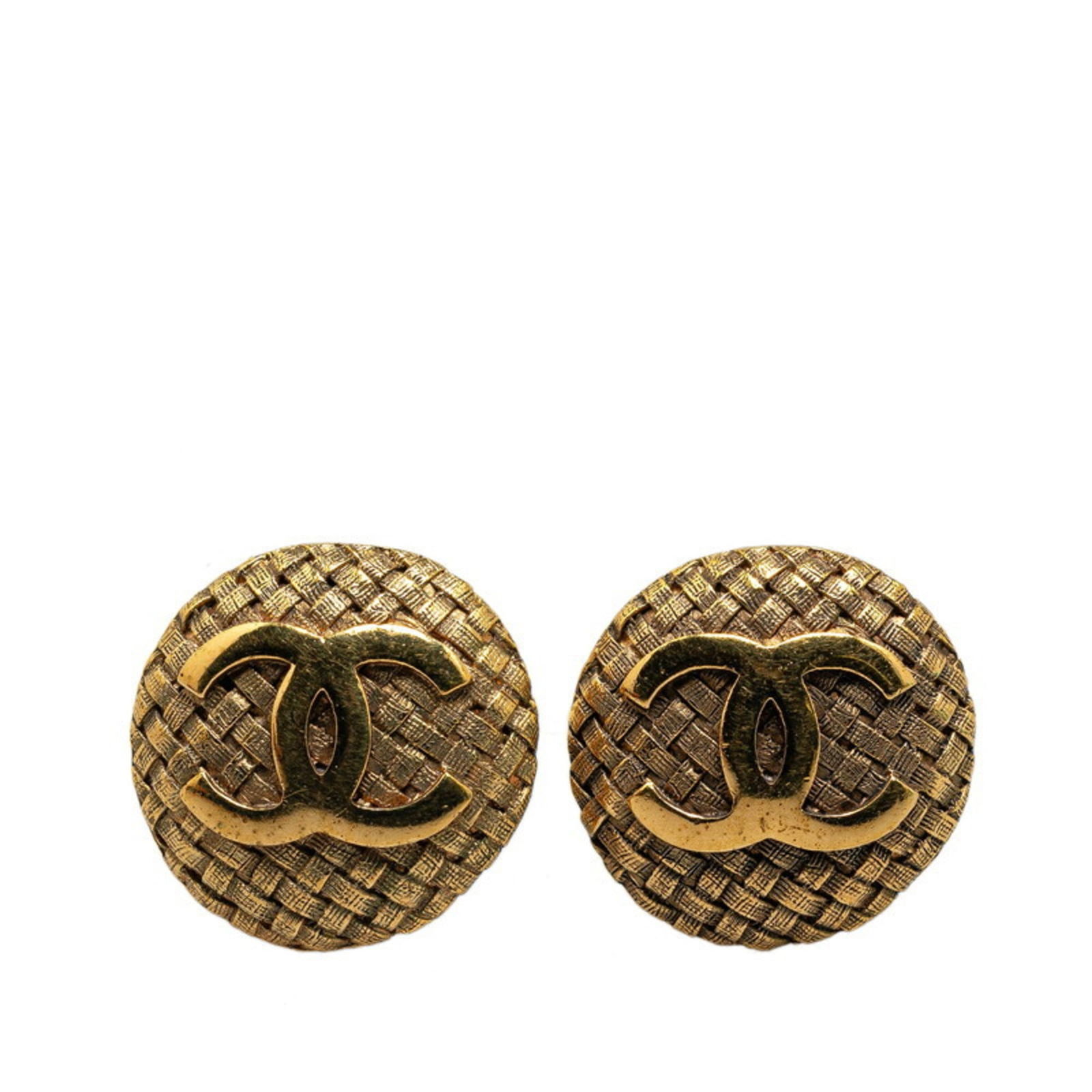 Gold Plating Chanel Clip Earrings: Gold Plating Chanel Clip Earrings Chanel vintage gold-plated clip earrings for women, measuring 26.60mm square, in used (good) condition with some traces of usage. Item Specifics: Brand: Chanel