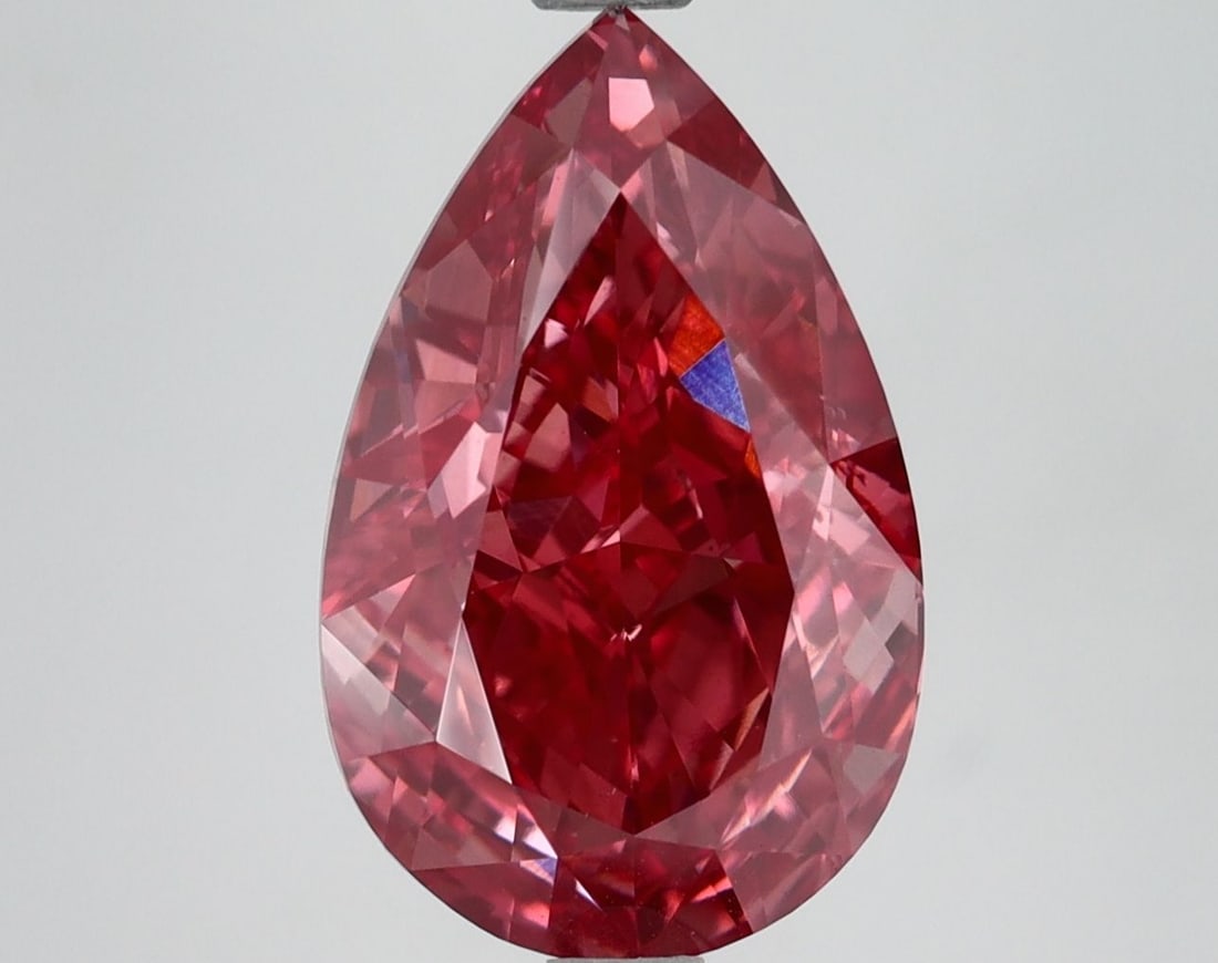 Loose Lab Diamond IGI Pear 5.0ct Fancy Vivid Pink VS2: Loose Lab Diamond IGI Pear 5.0ct Fancy Vivid Pink VS2 Loose lab diamond of 5.0ct in a pear cut, boasting fancy vivid pink color and VS2 clarity. Certified by IGI, with dimensions of 13.76L x 8.67W x 5