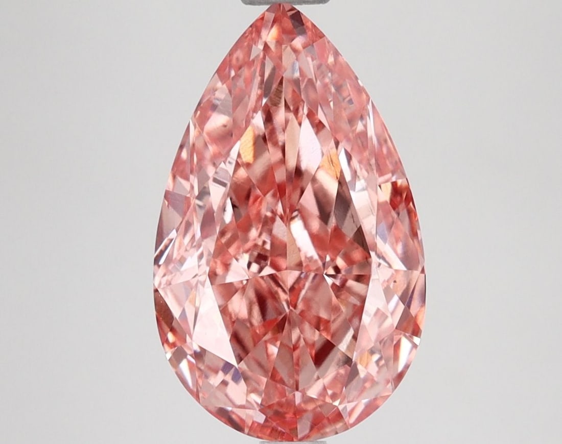Loose Lab Diamond IGI Pear 3.13ct Fancy Vivid Pink VS2: Loose Lab Diamond IGI Pear 3.13ct Fancy Vivid Pink VS2 Loose lab-grown diamond weighing 3.13 carats, with a pear cut, color Fancy Vivid Pink, and clarity VS2. IGI certified, it shows excellent polish