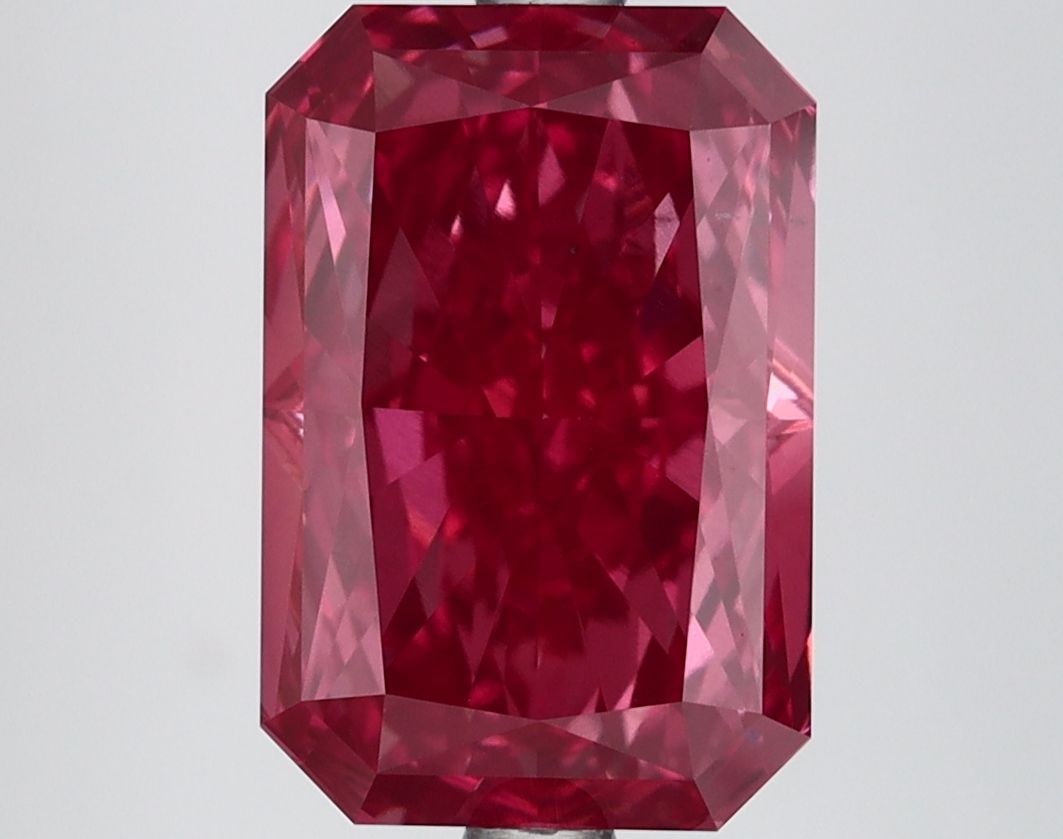 Loose Lab Diamond 4.7ct Fancy Vivid Pink VS1 - IGI Radiant: Loose Lab Diamond 4.7ct Fancy Vivid Pink VS1 - IGI Radiant Loose lab-grown diamond weighing 4.7 carats, fancy vivid pink color, VS1 clarity, featuring excellent polish and symmetry, certified by IGI.