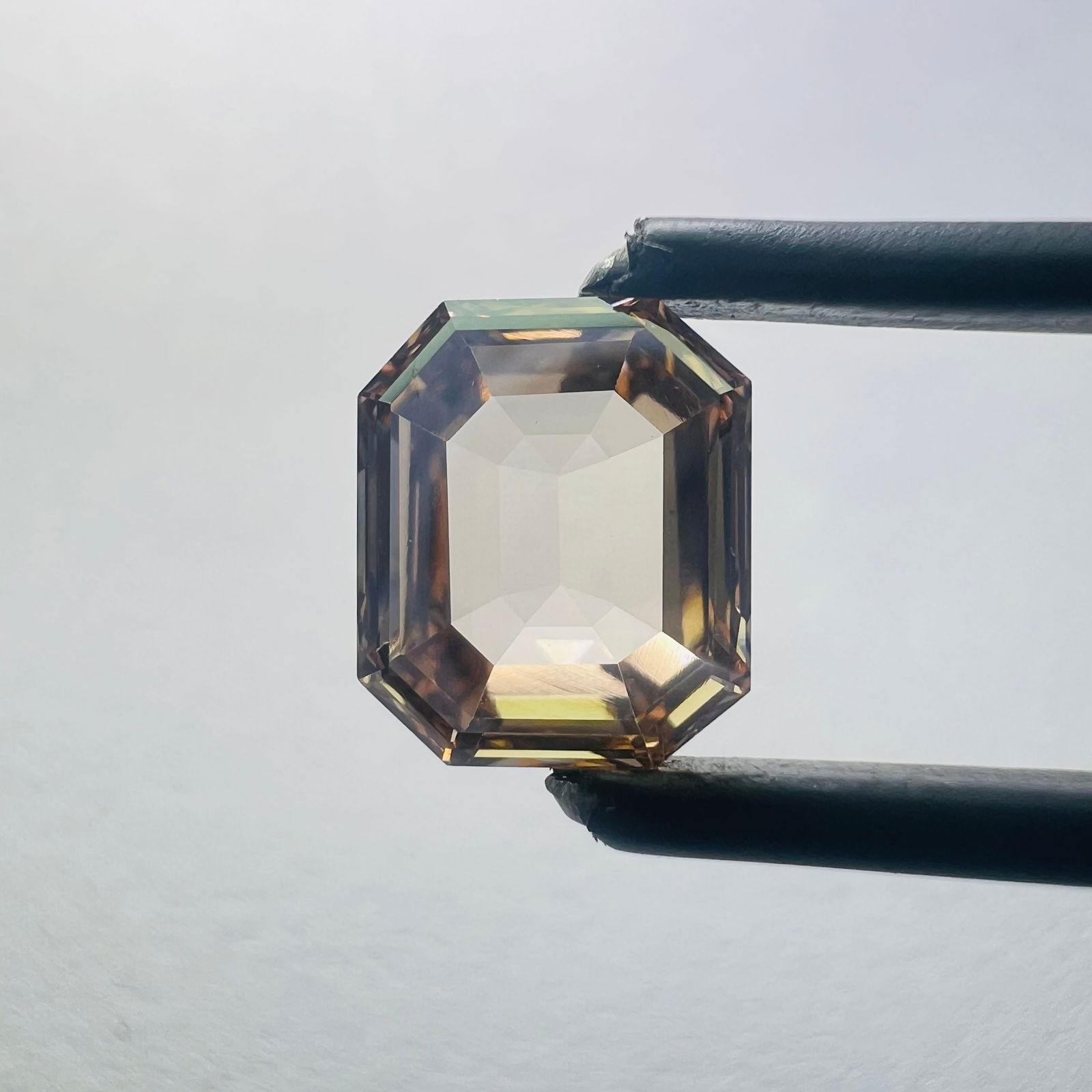 Loose Lab Diamond Emerald 1.7ct Brown VS1: Loose Lab Diamond Emerald 1.7ct Brown VS1 Loose Lab Diamond IGI Emerald 1.7ct in Brown color with VS1 clarity, exhibiting very good polish and symmetry. Certification not available, size is 6.81L x 8.