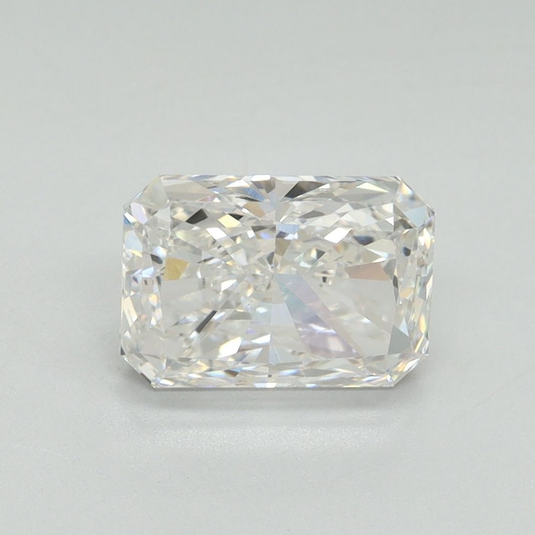Loose Lab Diamond IGI Radiant 2.08ct E VS1: Loose Lab Diamond IGI Radiant 2.08ct E VS1 Loose lab diamond radiant weighing 2.08ct, featuring an E color and VS1 clarity. It has excellent polish and symmetry, measuring 8.71L x 6.19W x 4.14H and is