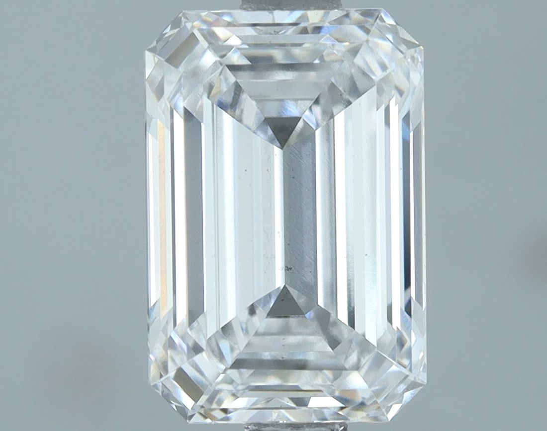 Loose Lab Diamond IGI Emerald 2.02ct D VS2: Loose Lab Diamond IGI Emerald 2.02ct D VS2 Loose Lab Diamond weighing 2.02ct, featuring D color, VS2 clarity, excellent polish and symmetry, certified by IGI, measurements of 8.96L x 6.04W x 3.67H. It