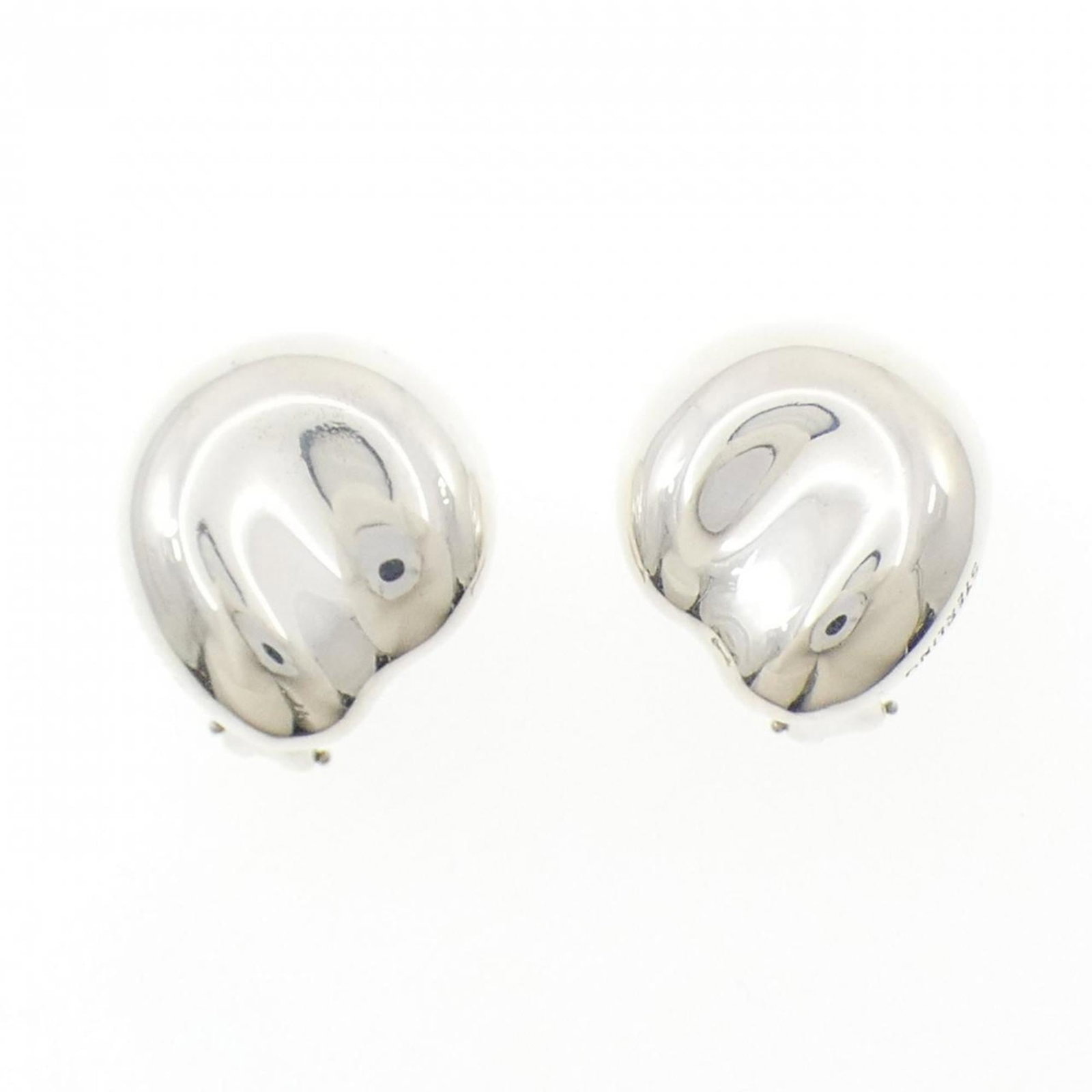 Silver Tiffany Clip Earrings: Silver Tiffany Clip Earrings Tiffany silver clip earrings designed for women, measuring 25.00mm x 21.70mm, showing traces of usage but still in acceptable condition. Item Specifics: Brand: Tiffany Typ
